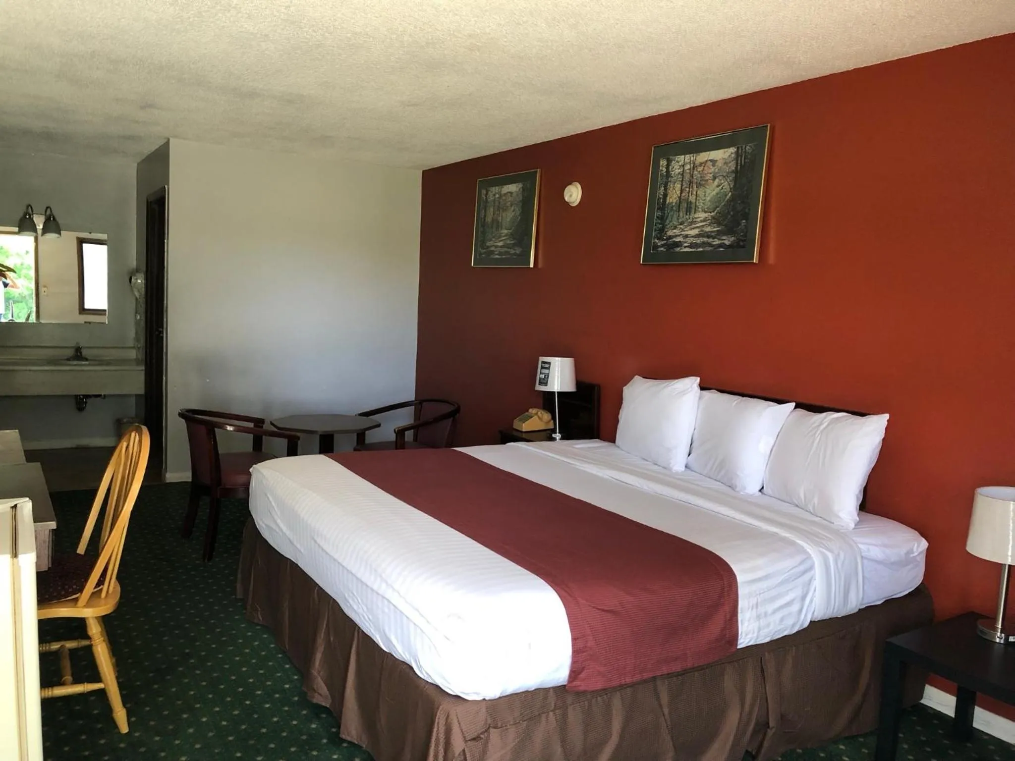 Bed in Budget Host Inn