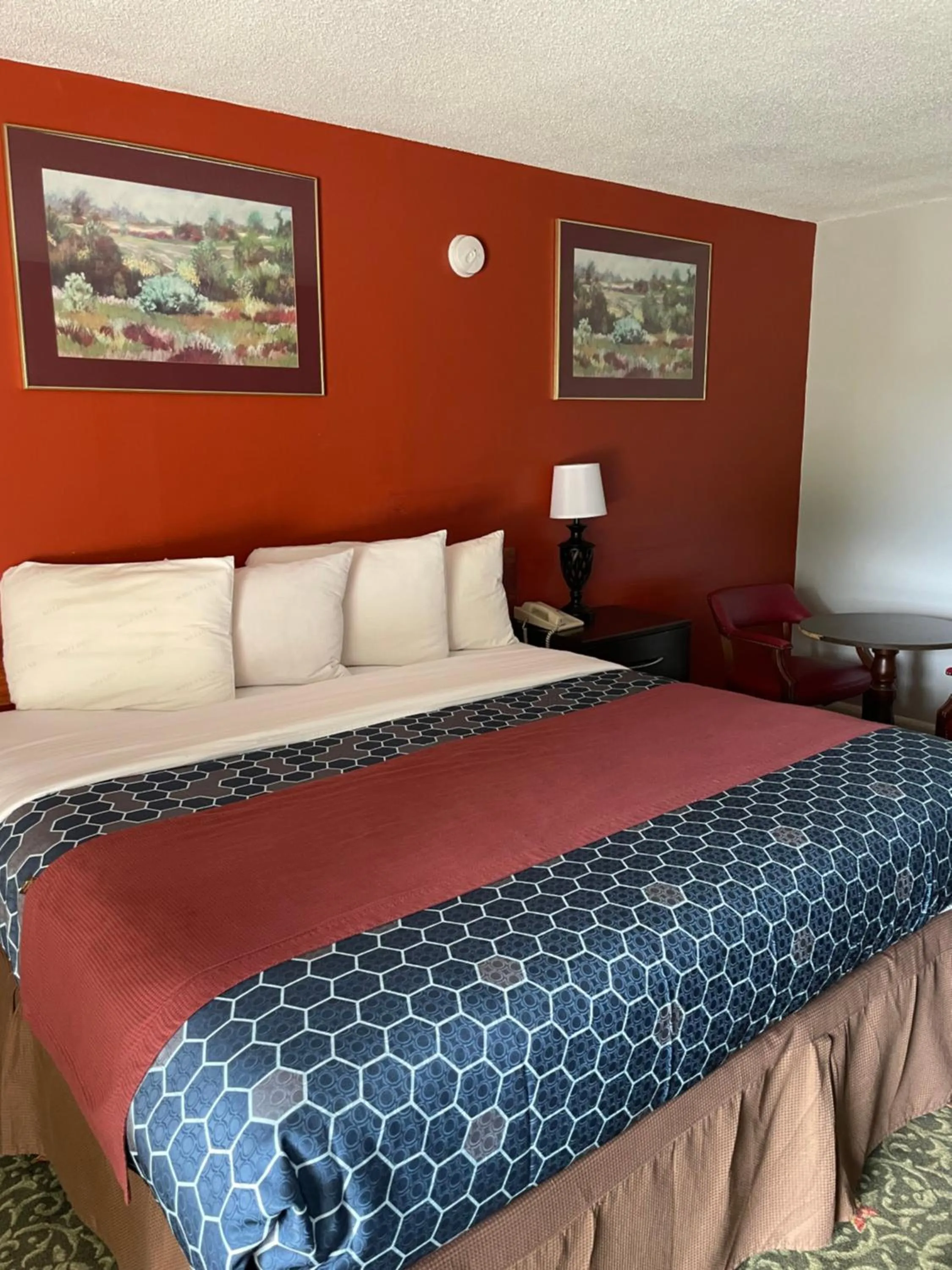 Bed in Budget Host Inn