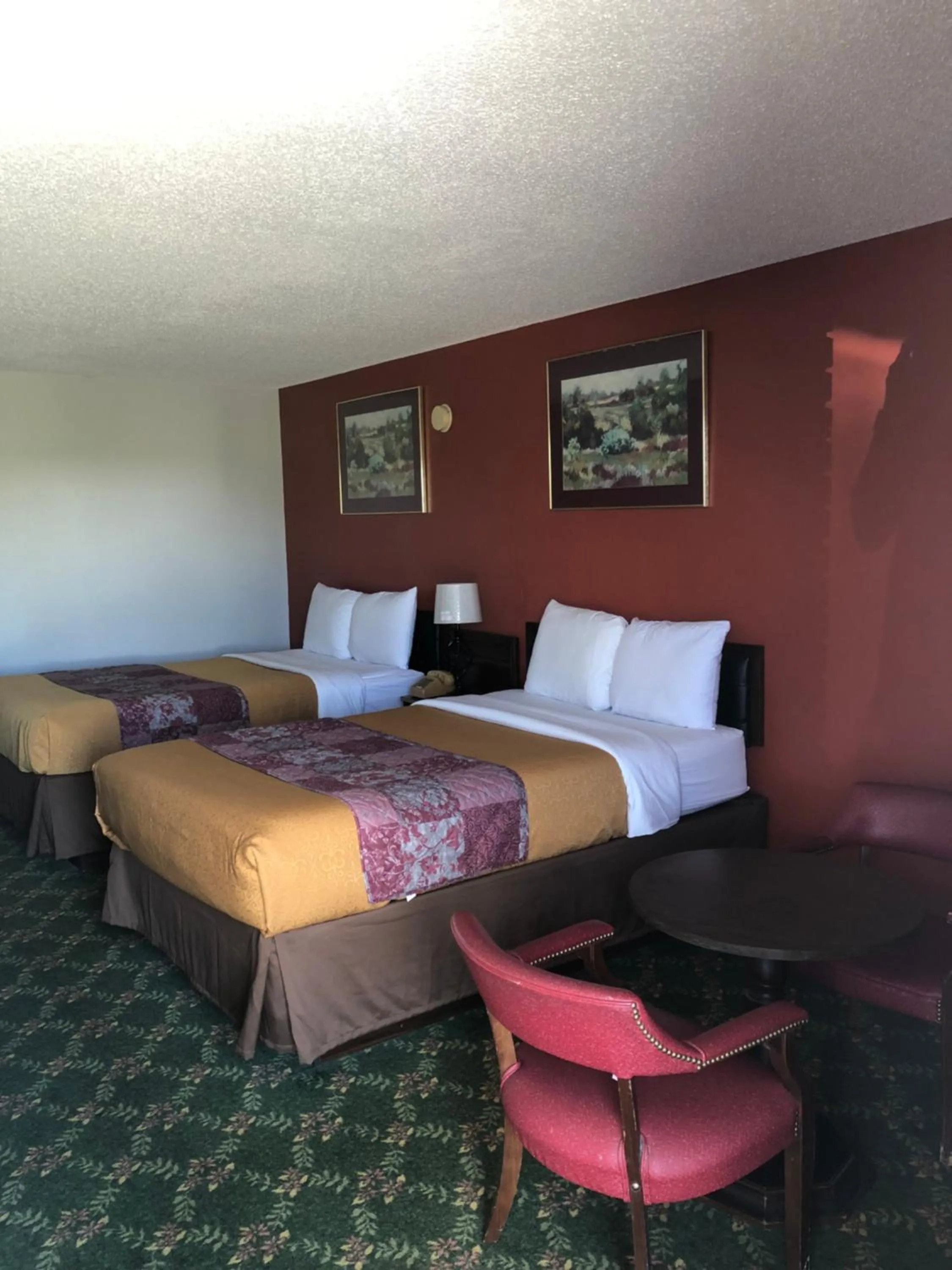 Bedroom, Bed in Budget Host Inn