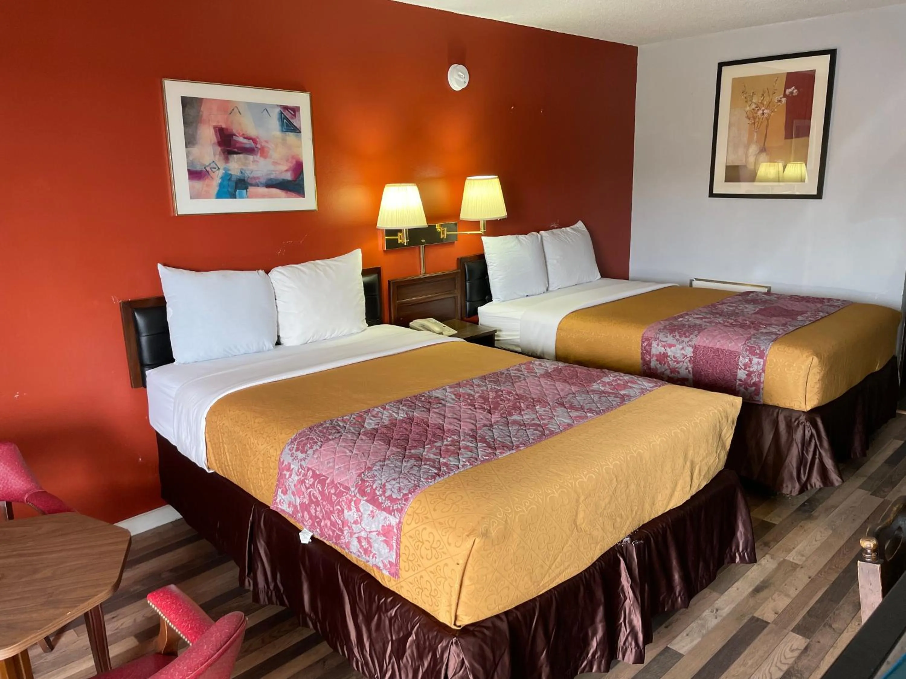 Bed in Budget Host Inn