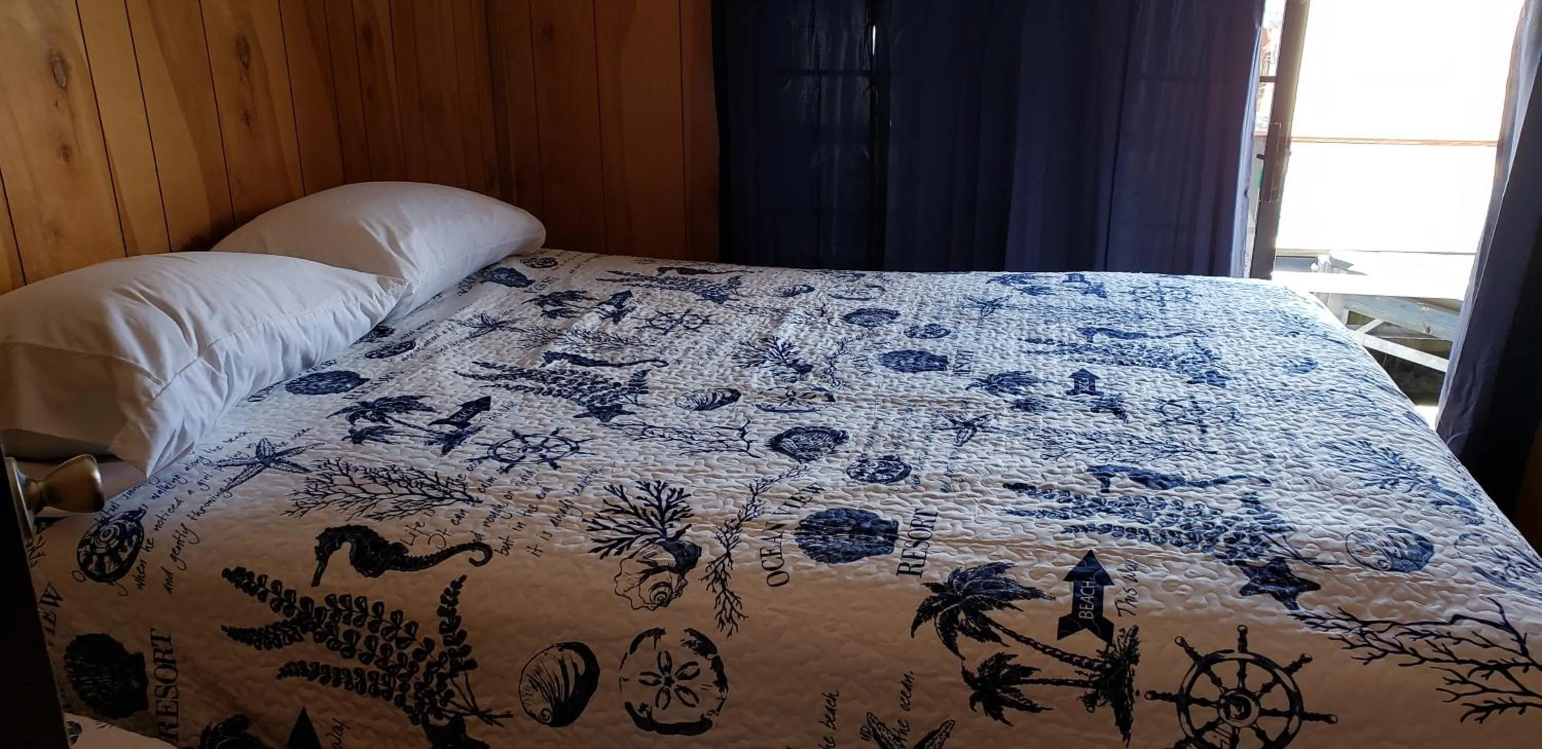Bed in Old Wooden Bridge Resort & Marina