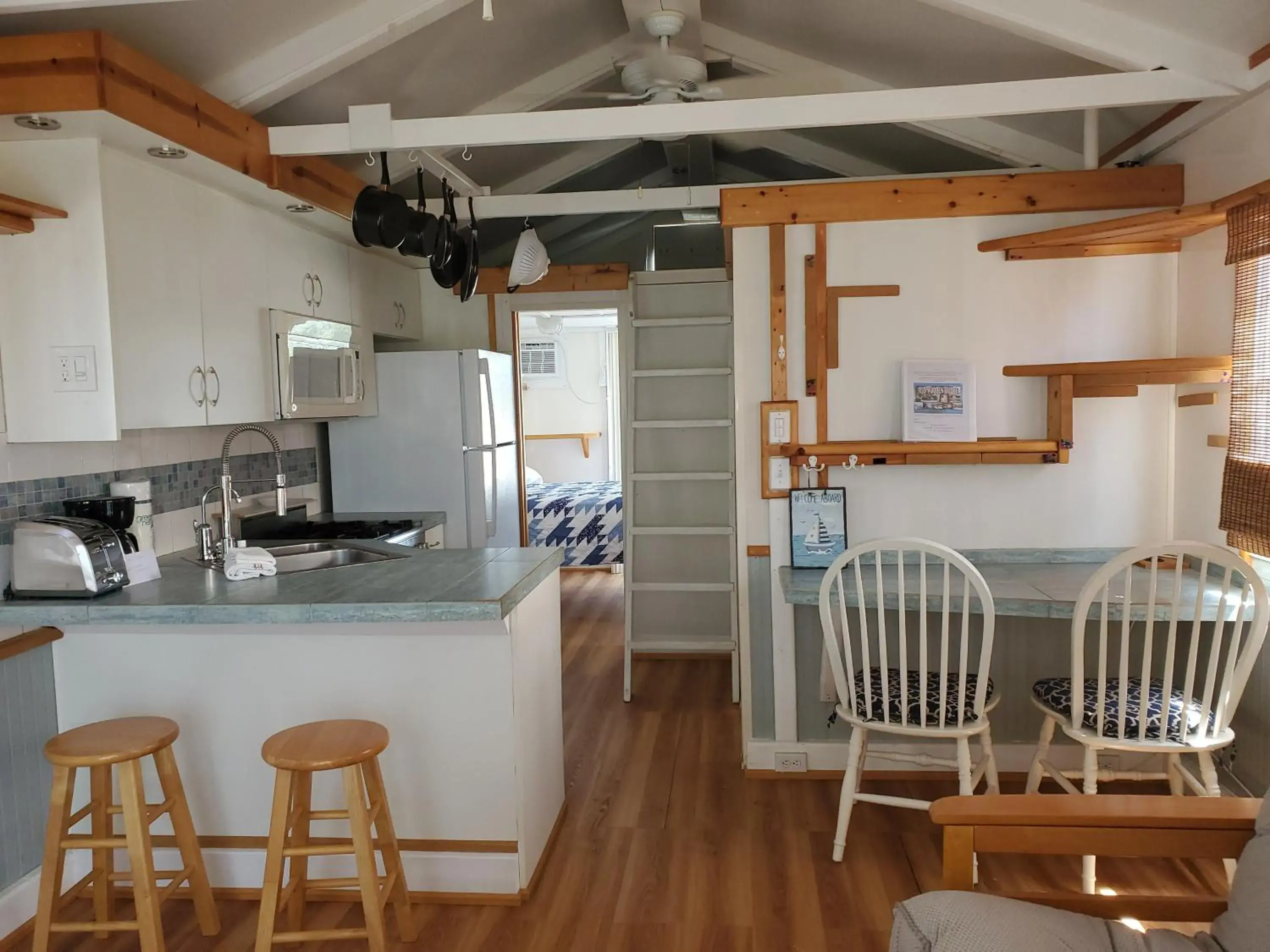 One-Bedroom Floating Cabin in Old Wooden Bridge Resort & Marina One-Bedroom Floating Cabin in Old Wooden Bridge Resort & Marina