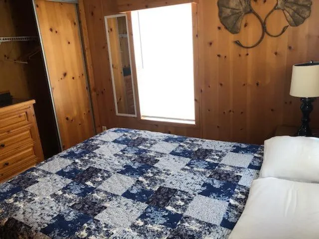 Bed in Old Wooden Bridge Resort & Marina
