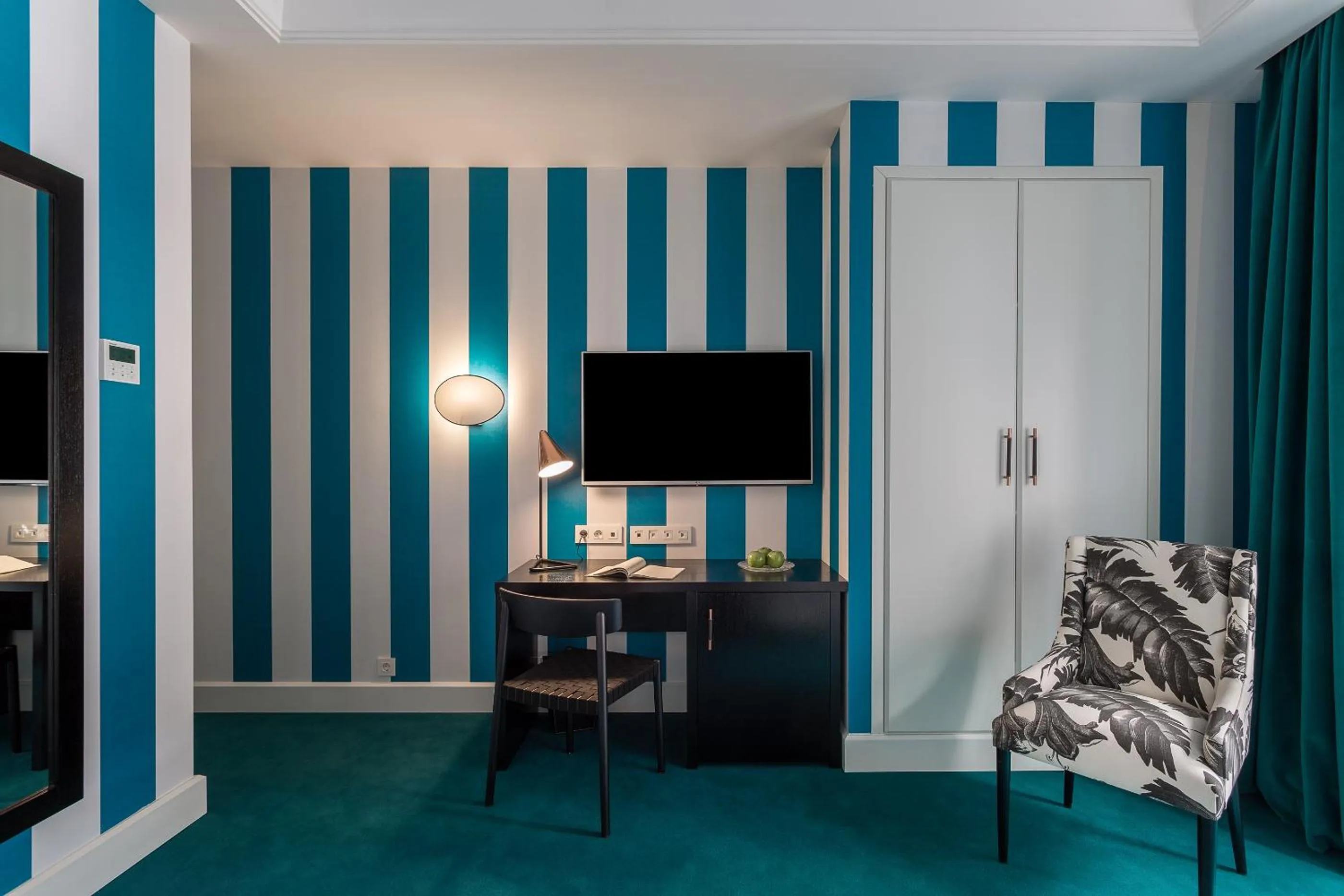 TV and multimedia, Bed in Room Mate Collection Valeria, Málaga