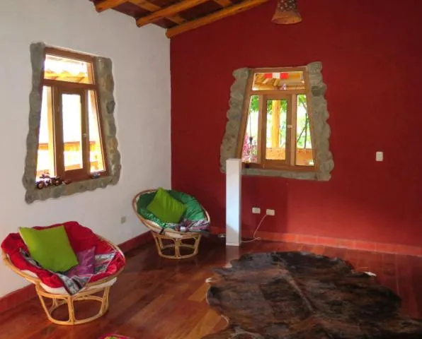 Communal lounge/ TV room in Birds Hotel Molino