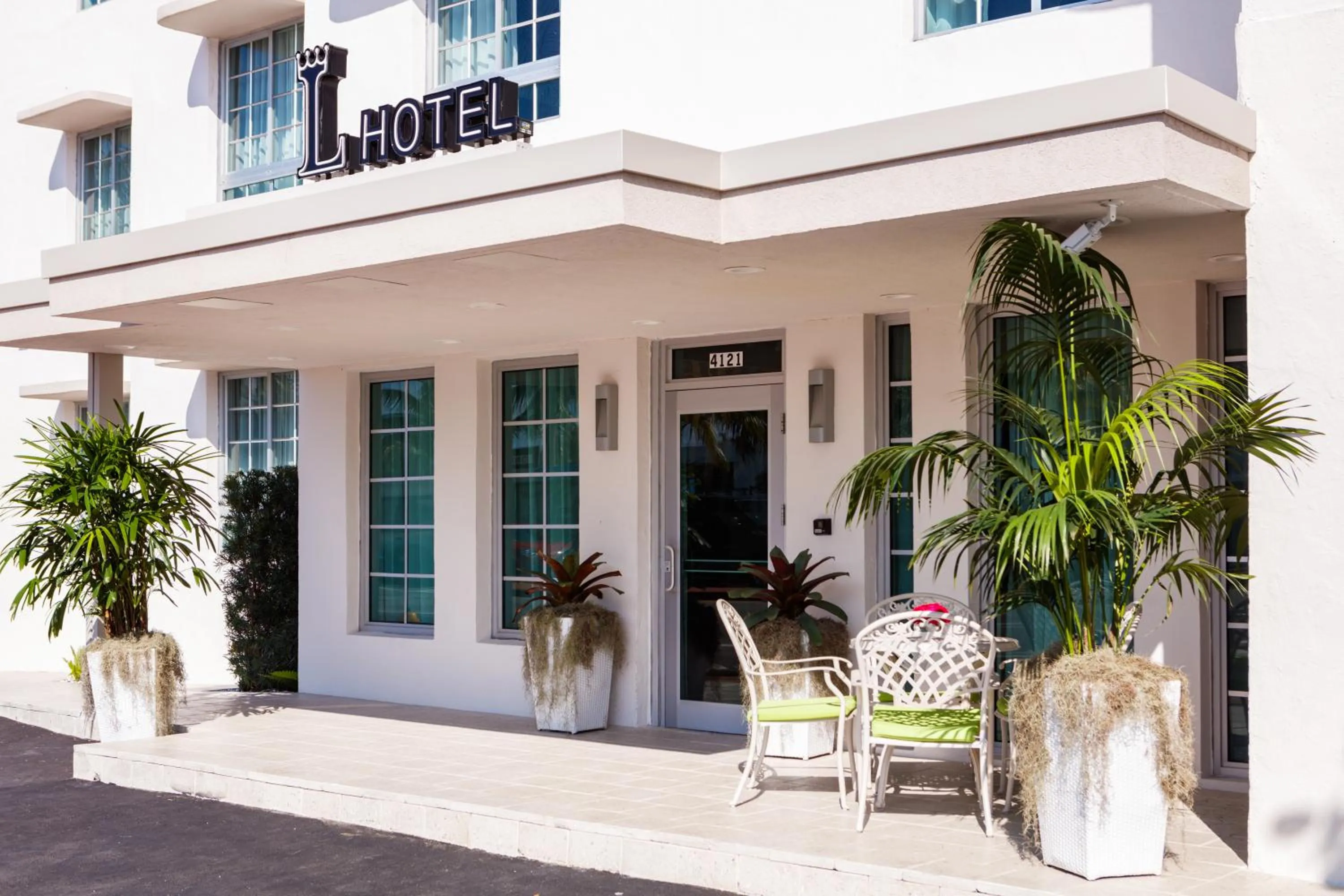 Facade/entrance in L Hotel