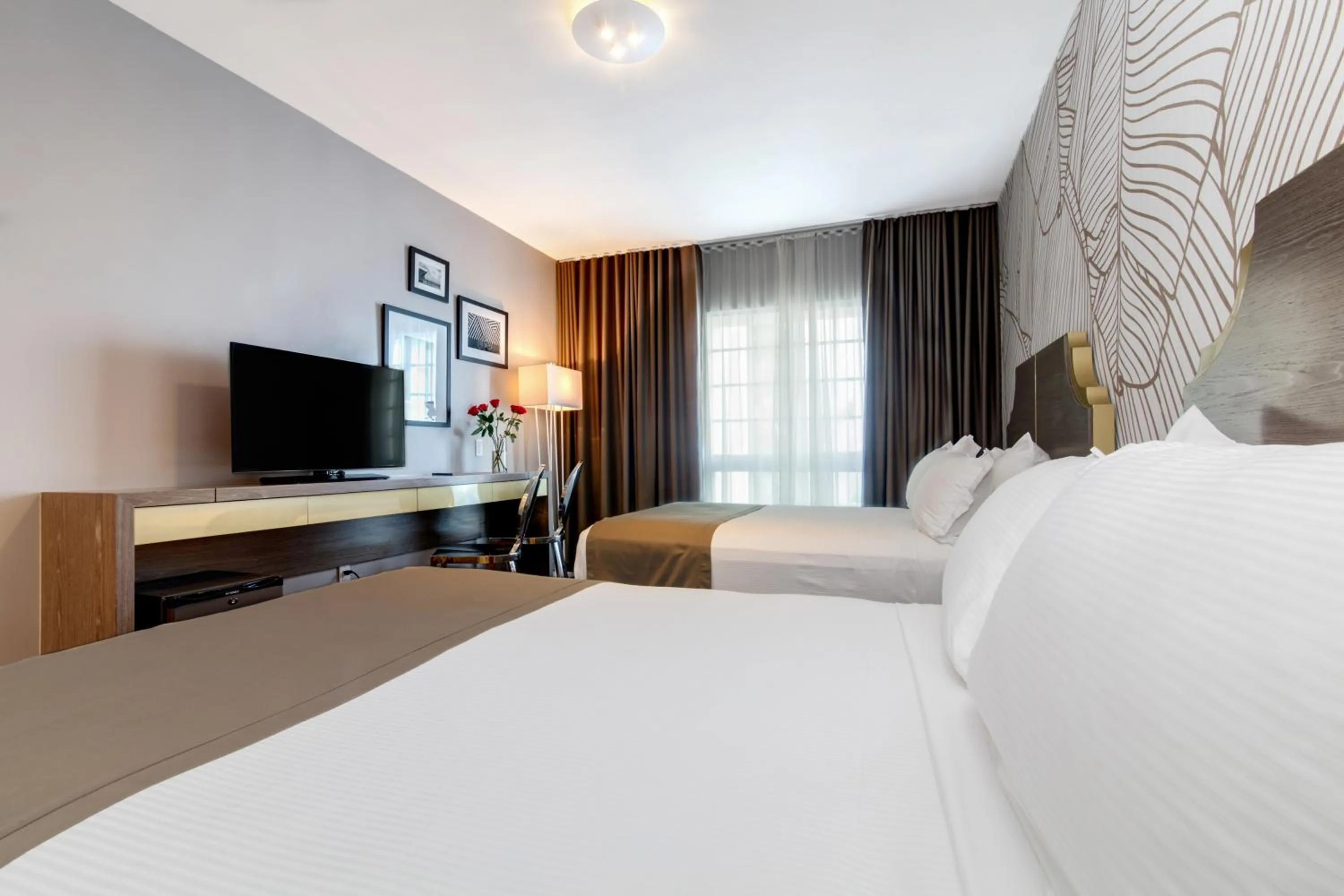 Day, TV/Entertainment Center in L Hotel