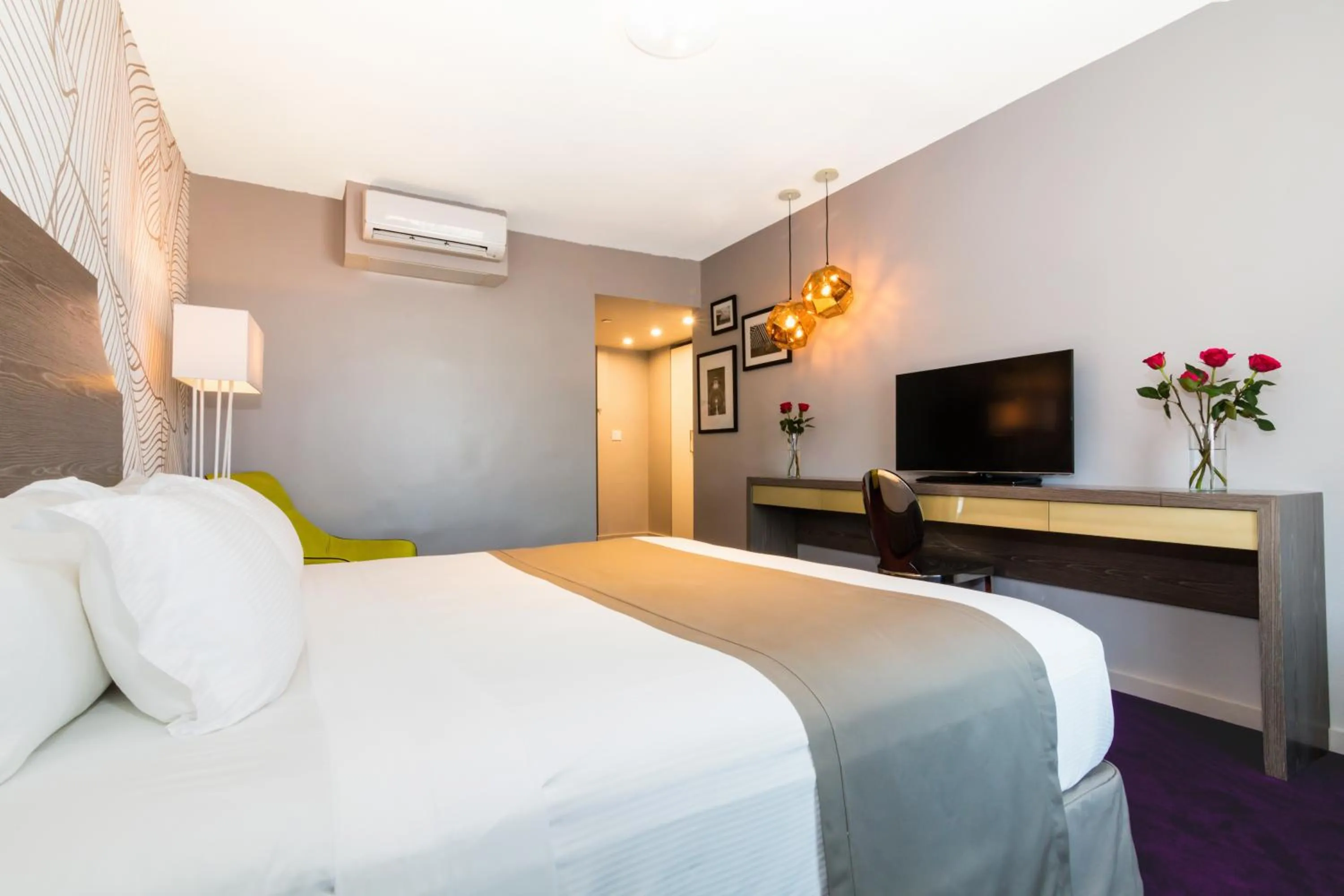 Photo of the whole room, TV/Entertainment Center in L Hotel