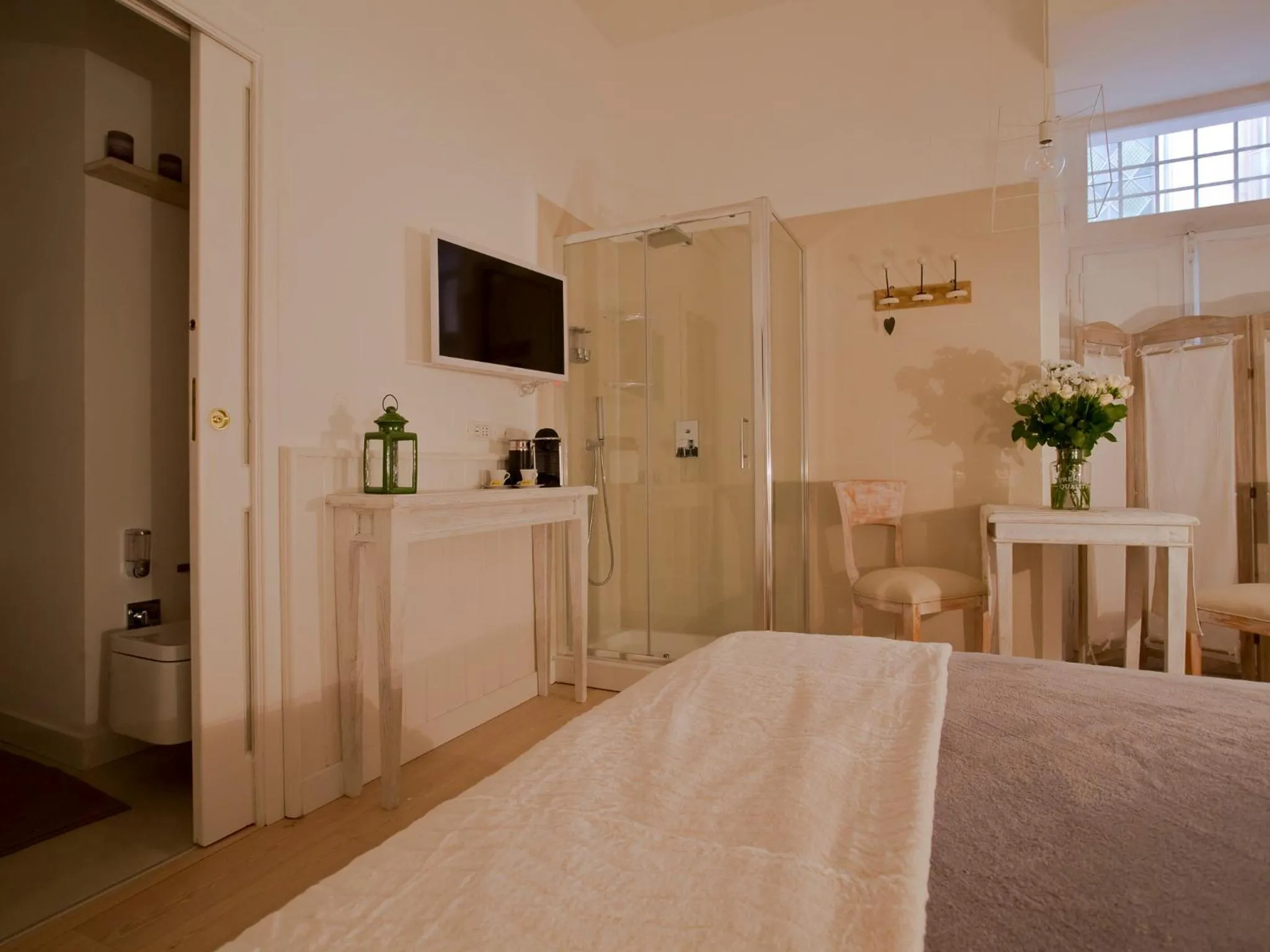 Photo of the whole room, Bed in Primo Piano Suites