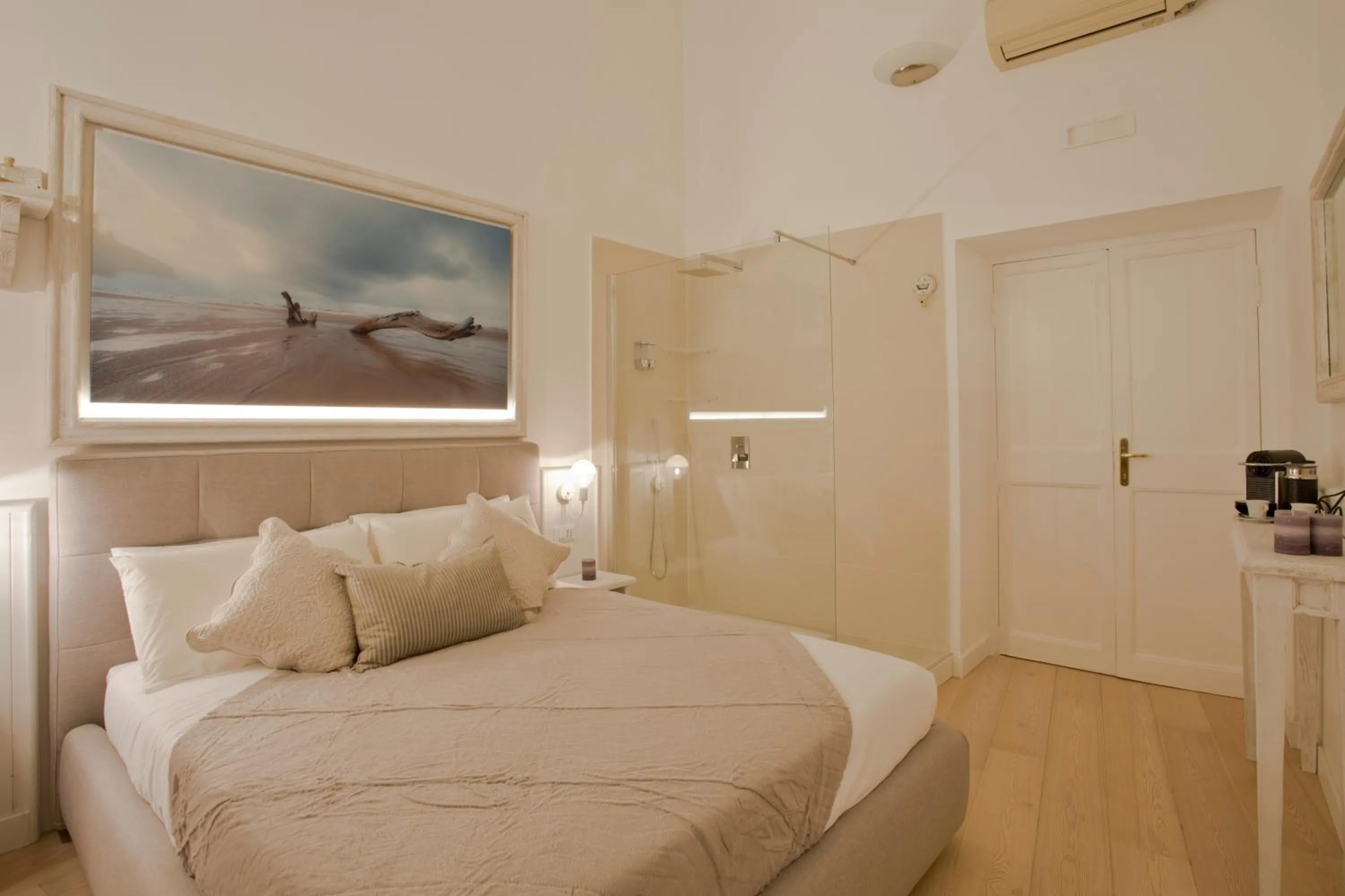 Photo of the whole room, Bed in Primo Piano Suites