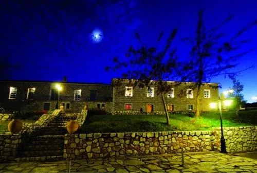 Facade/entrance, Property Building in 1821 En Dolianis