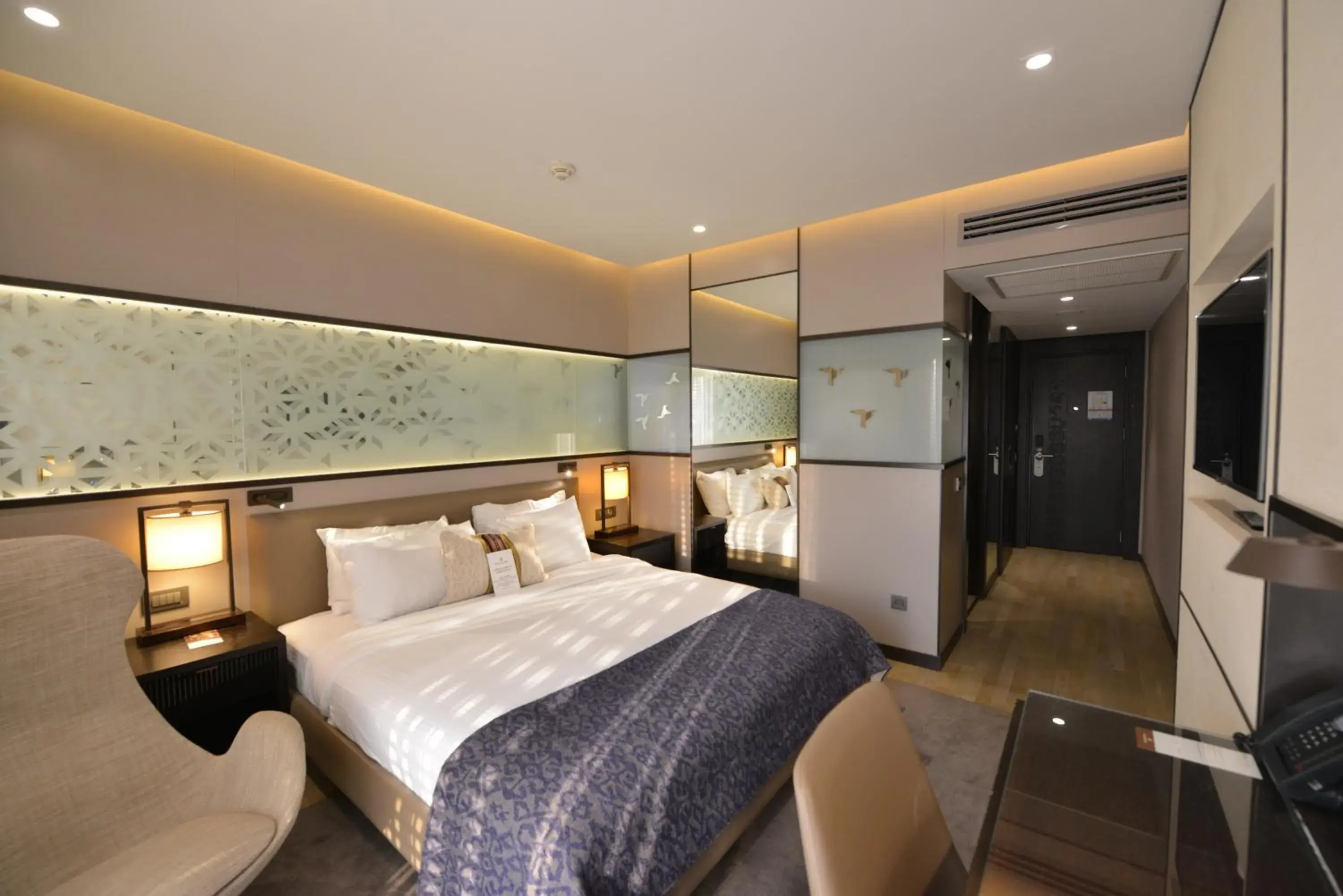 Photo of the whole room, Bed in Waxwing Hotel Photo of the whole room, Bed in Waxwing Hotel