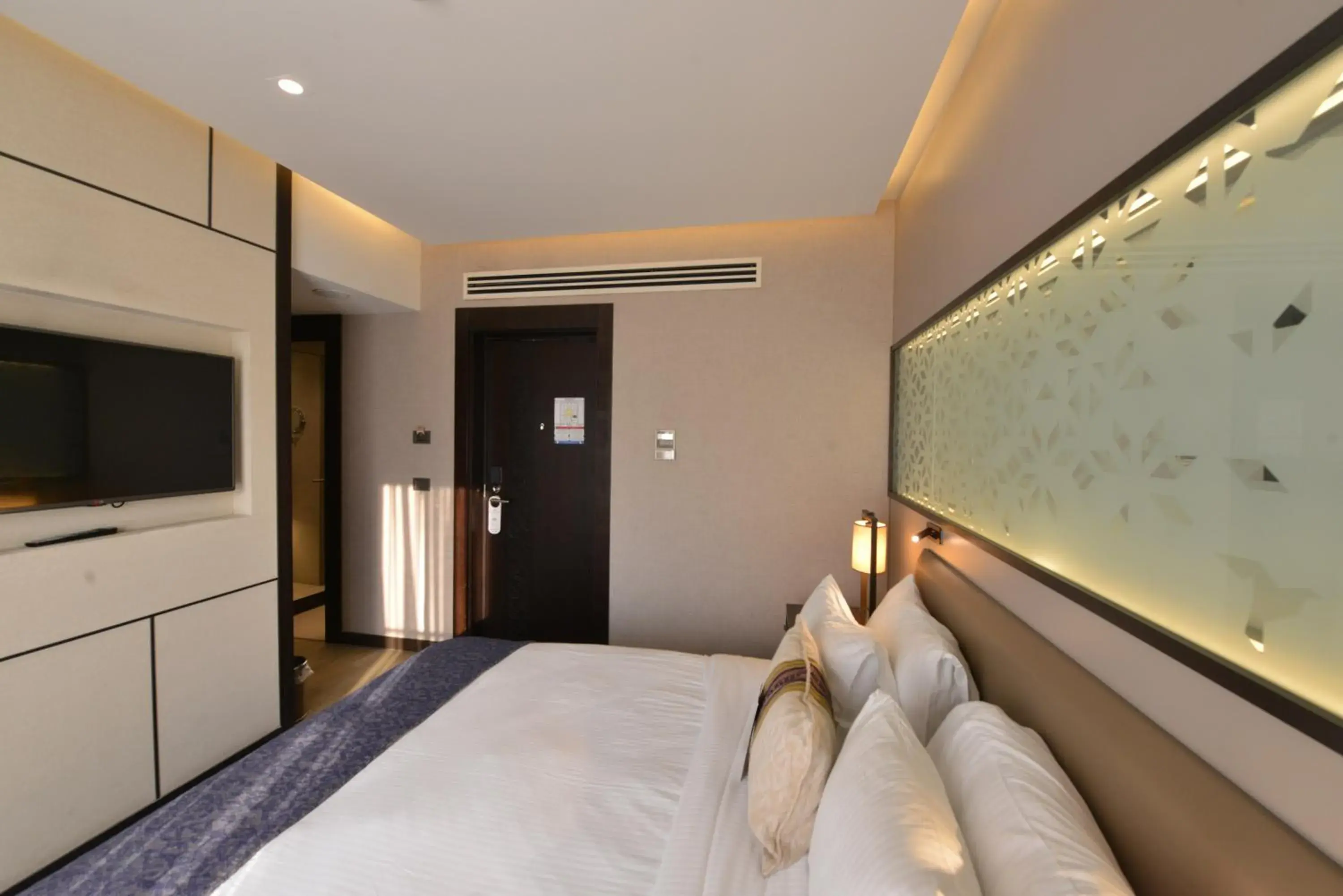 Photo of the whole room, Bed in Waxwing Hotel Photo of the whole room, Bed in Waxwing Hotel