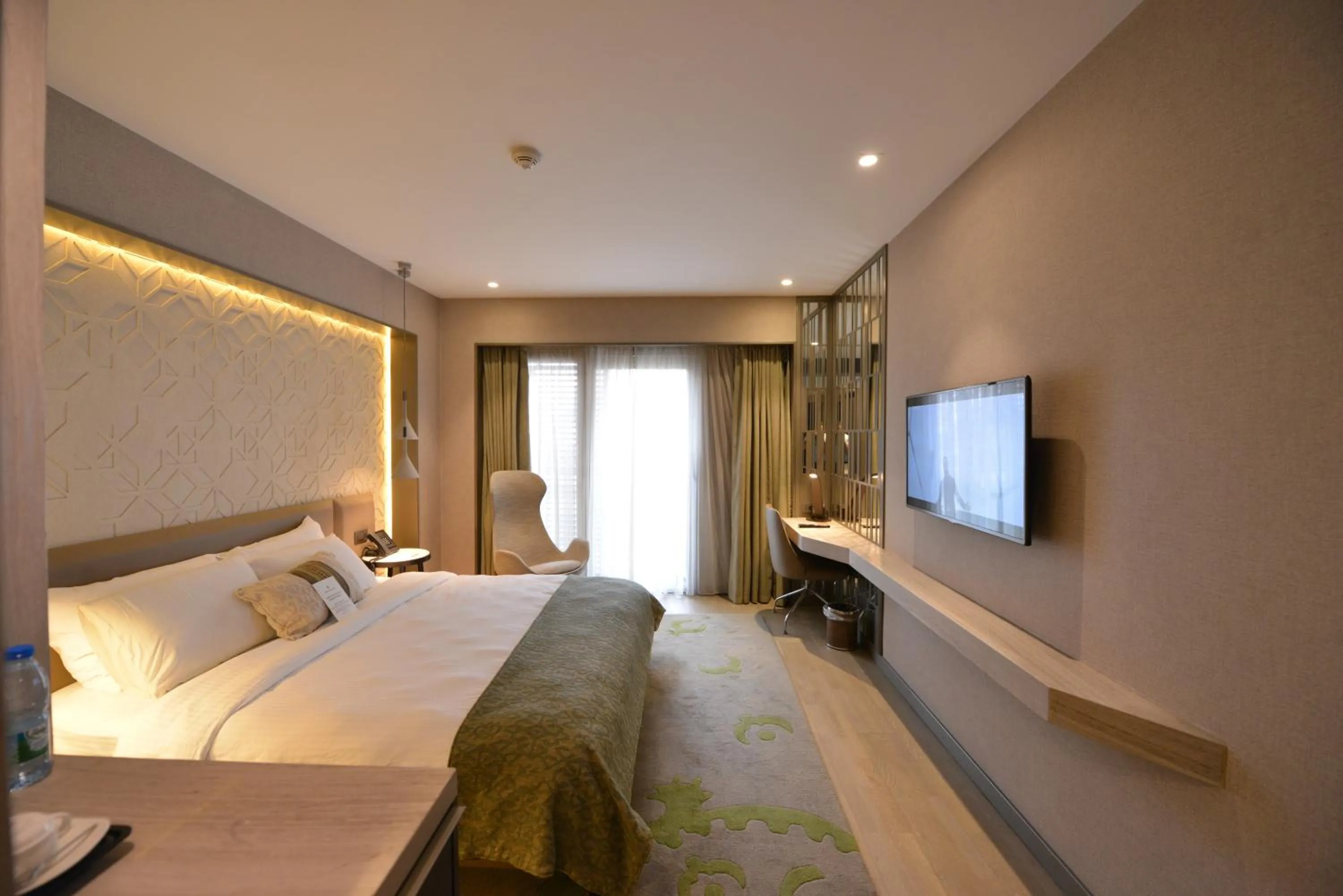 Photo of the whole room, Bed in Waxwing Hotel