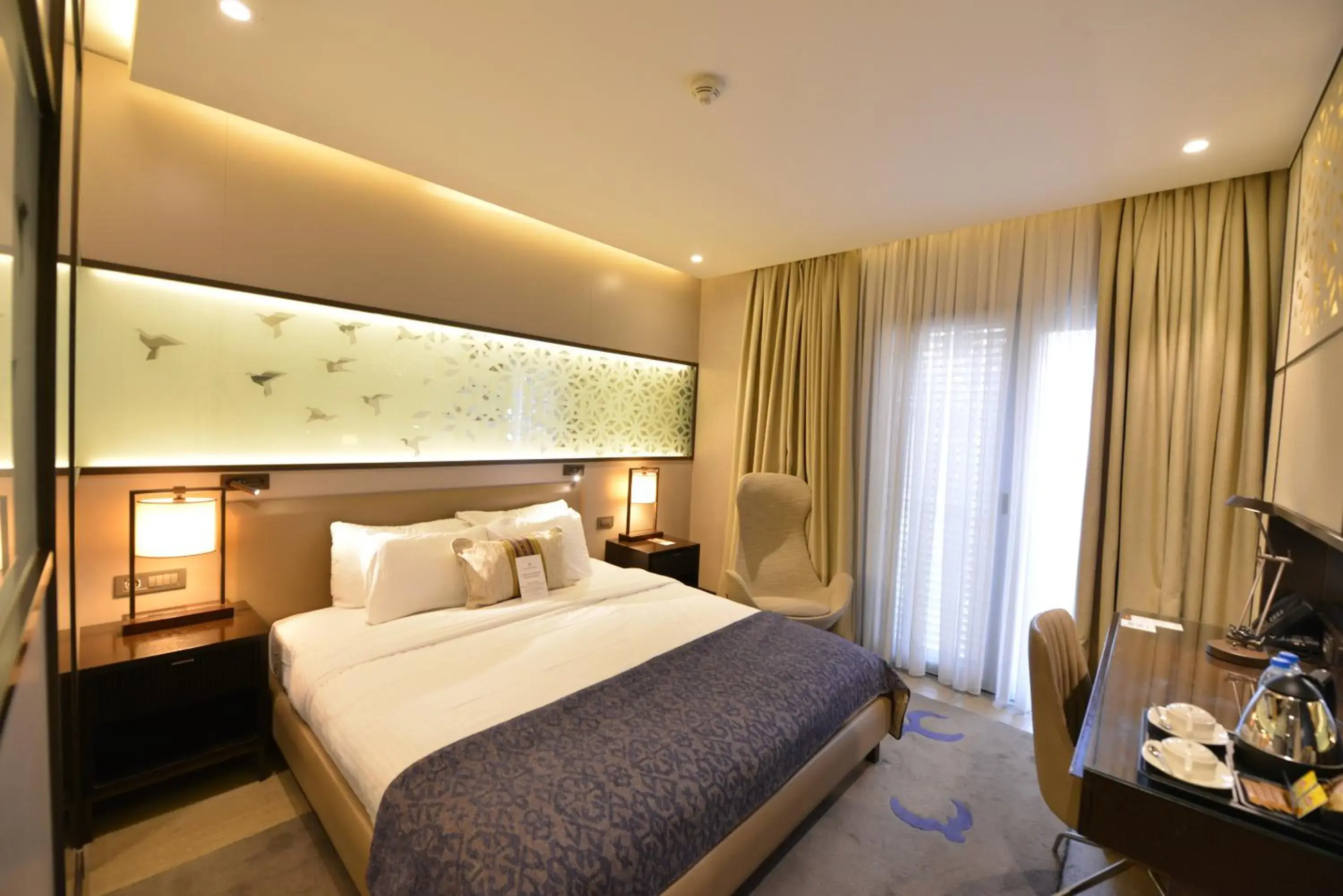 Photo of the whole room, Bed in Waxwing Hotel Photo of the whole room, Bed in Waxwing Hotel