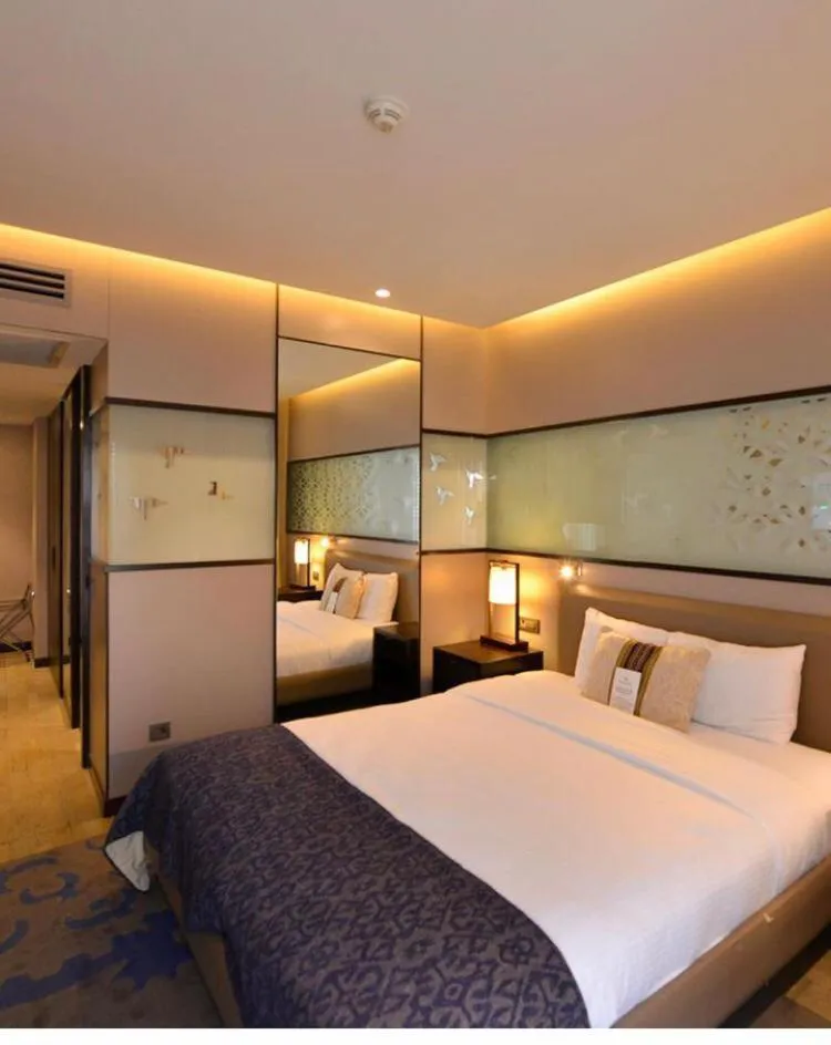 Photo of the whole room, Bed in Waxwing Hotel