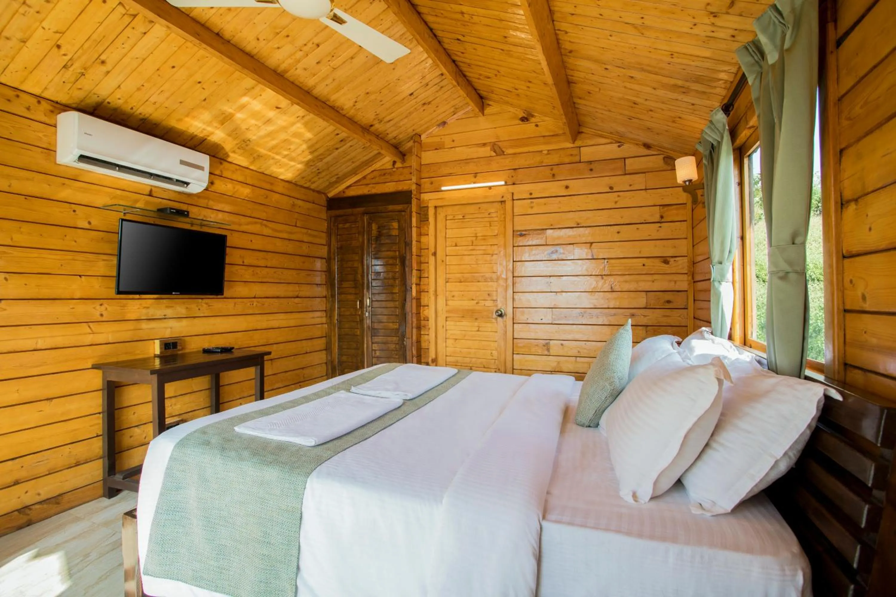 Bedroom, Bed in Antares Beach Resort, Vagator