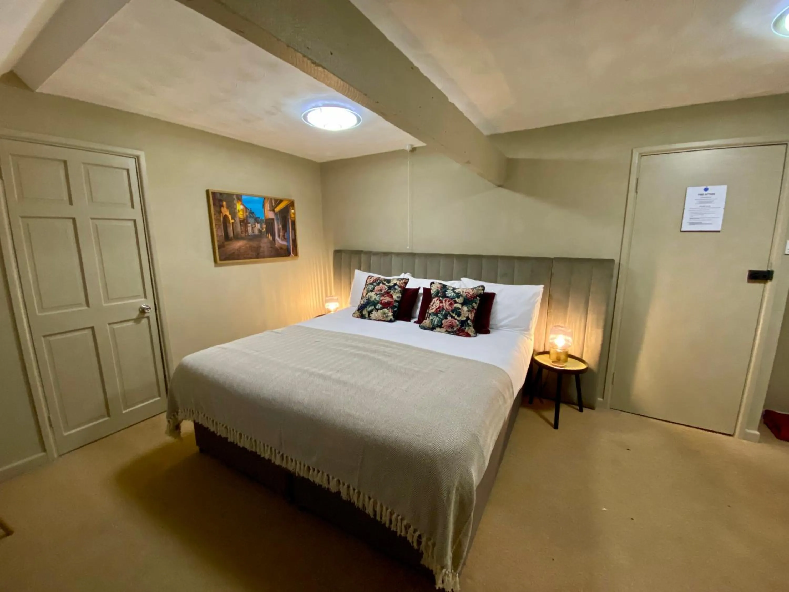 Bedroom, Bed in The Lion at West Pennard