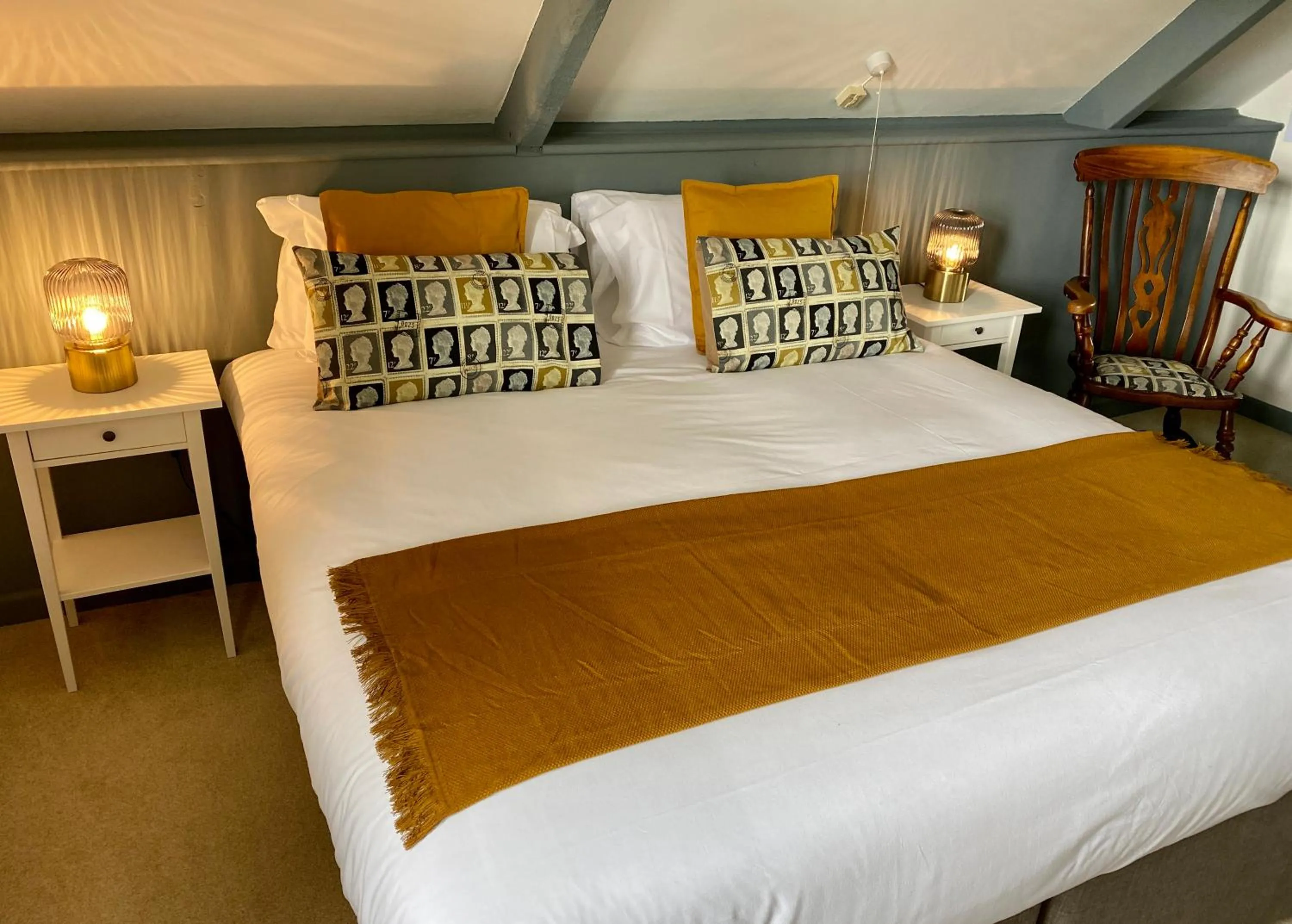 Bedroom, Bed in The Lion at West Pennard