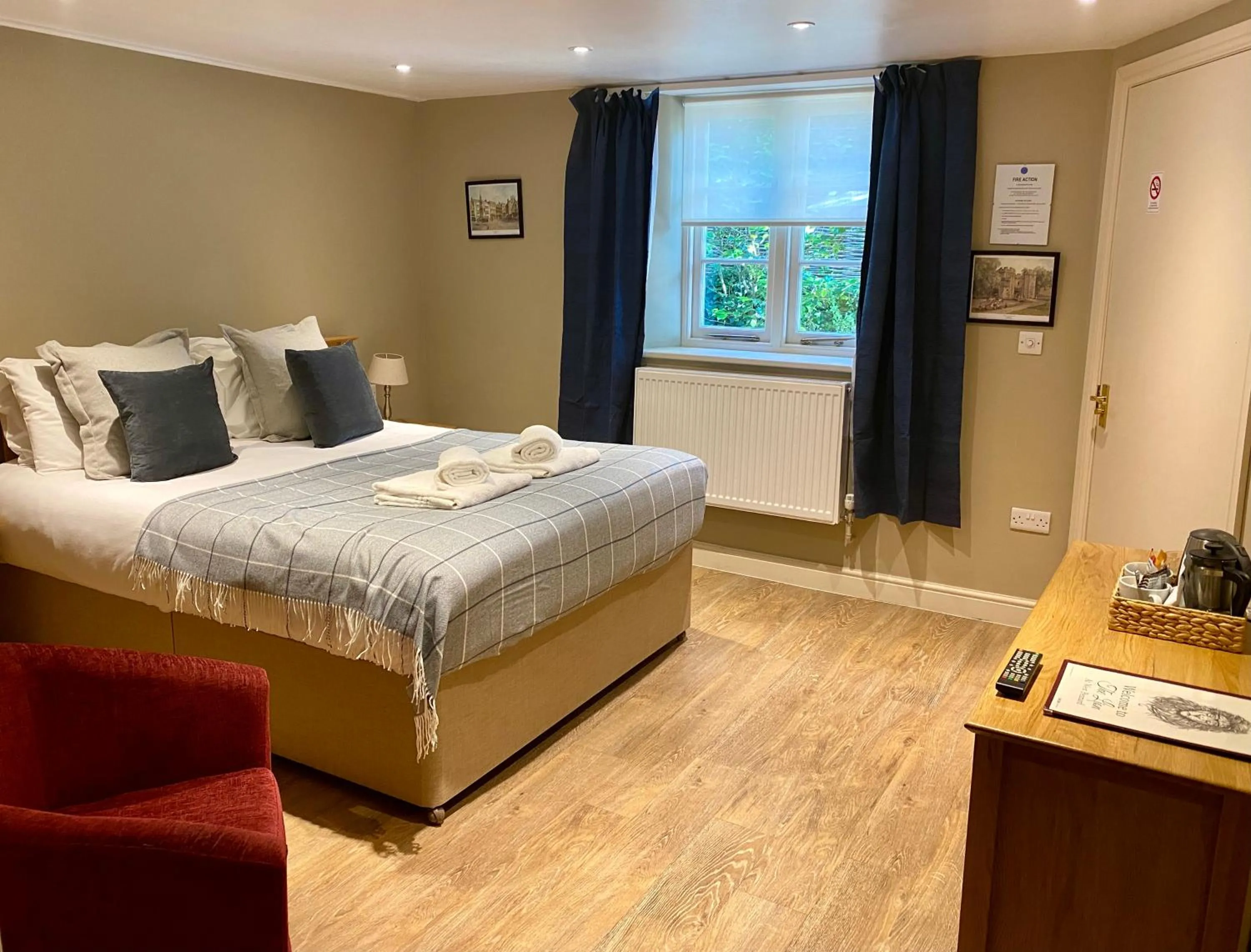 Bedroom, Bed in The Lion at West Pennard