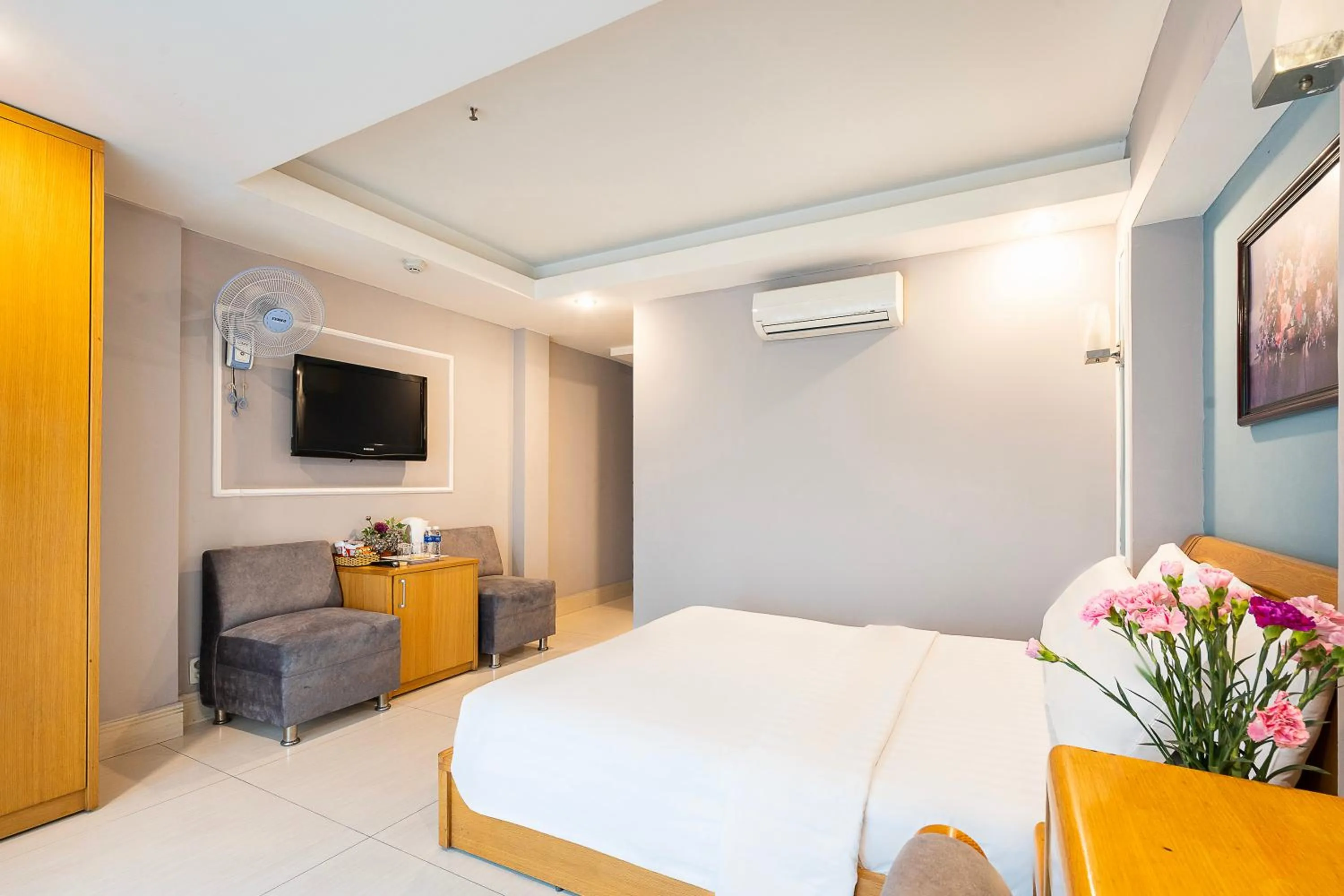 Photo of the whole room, Bed in Lucky Star Hotel 146 Nguyen Trai