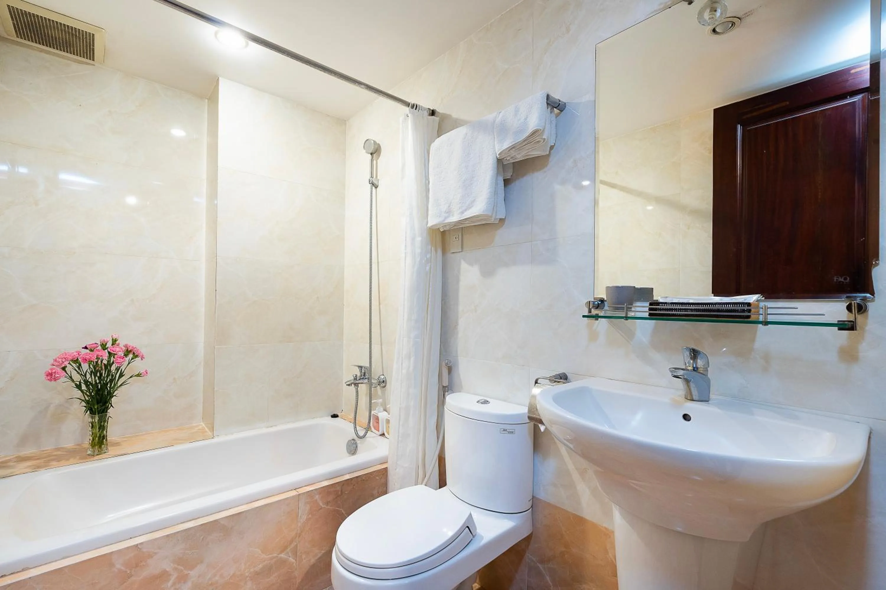 Bath in Lucky Star Hotel 146 Nguyen Trai