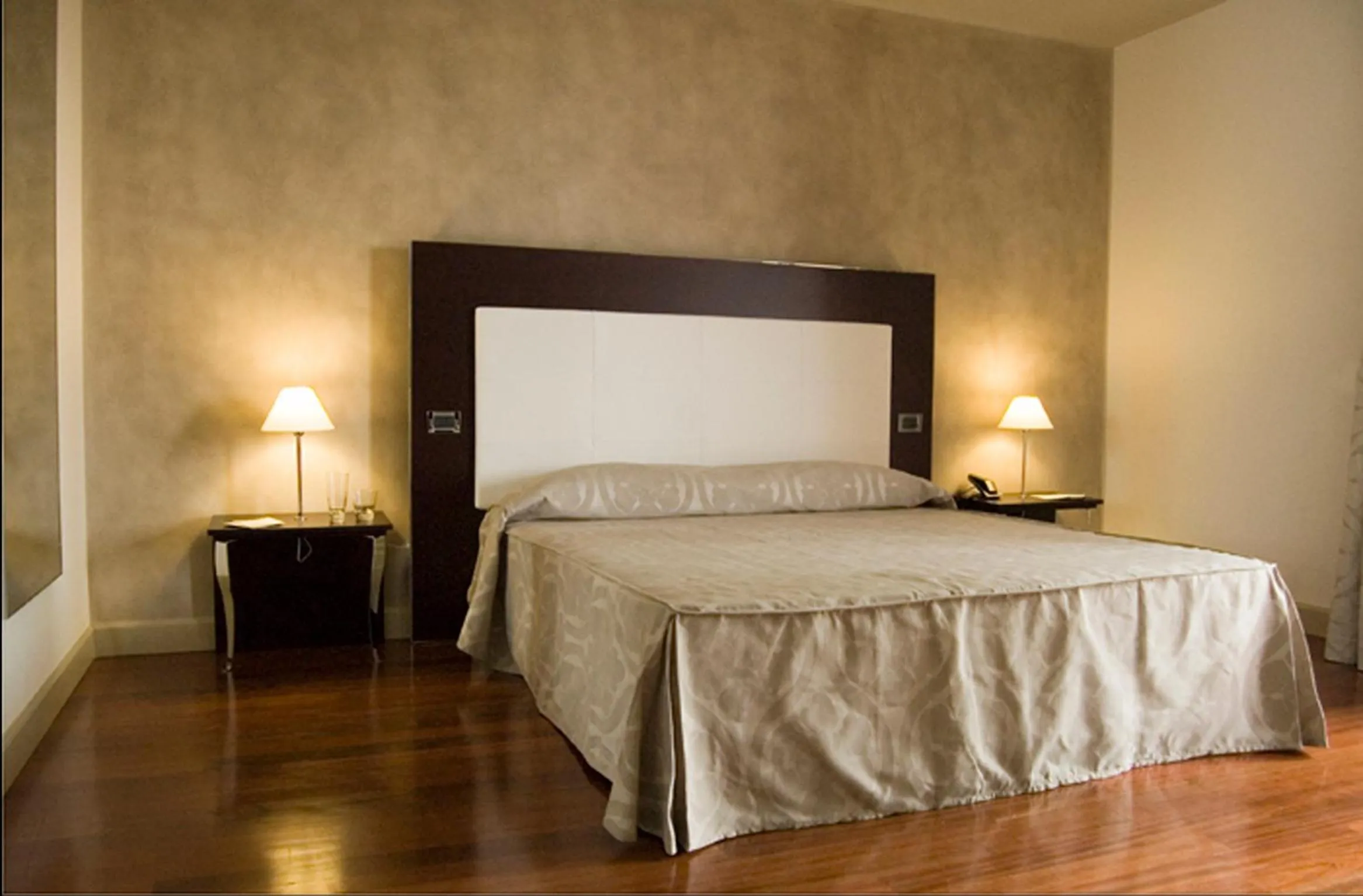 Bed in Cremona Palace Hotel