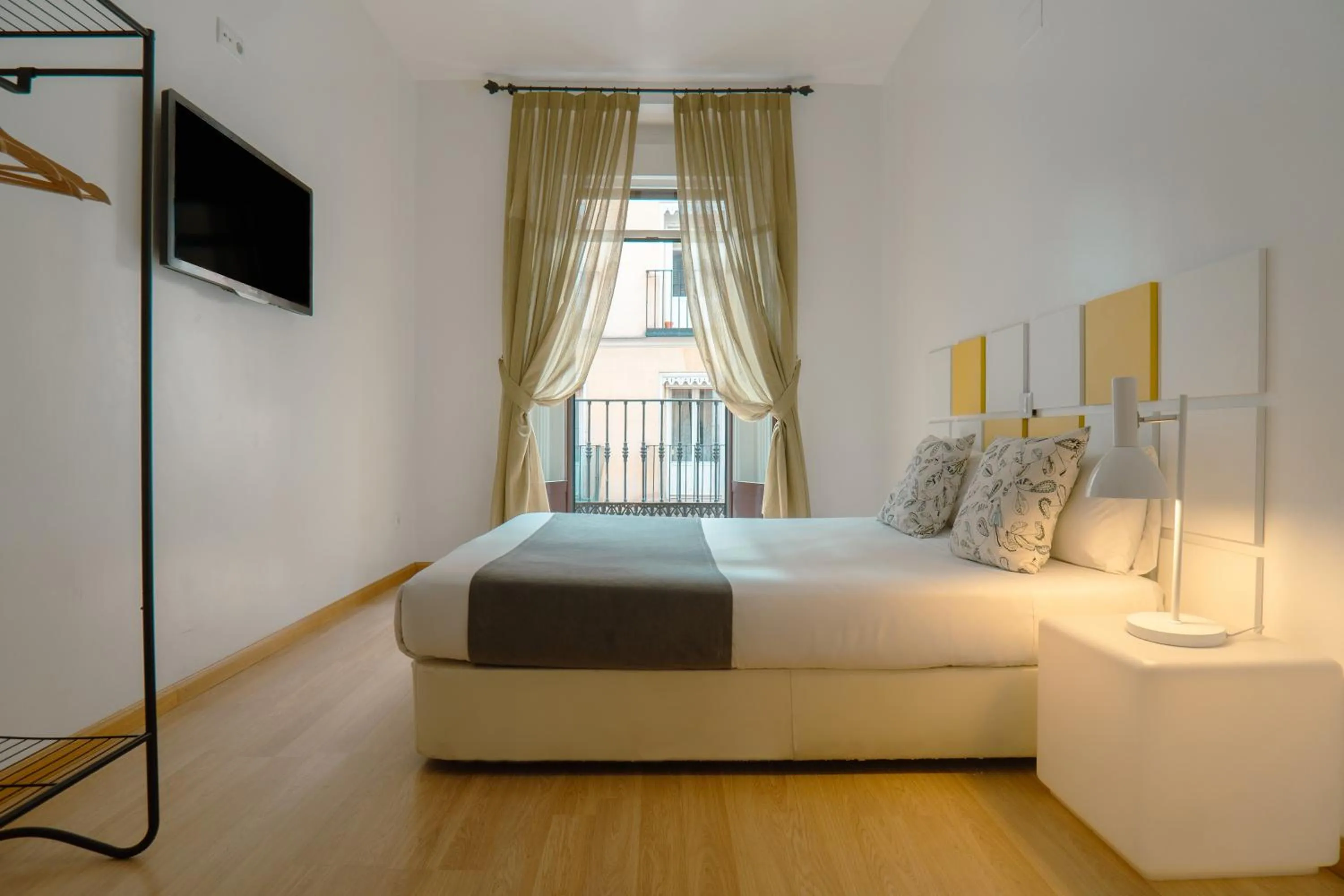 TV and multimedia, Bed in Smartr Madrid Chueca