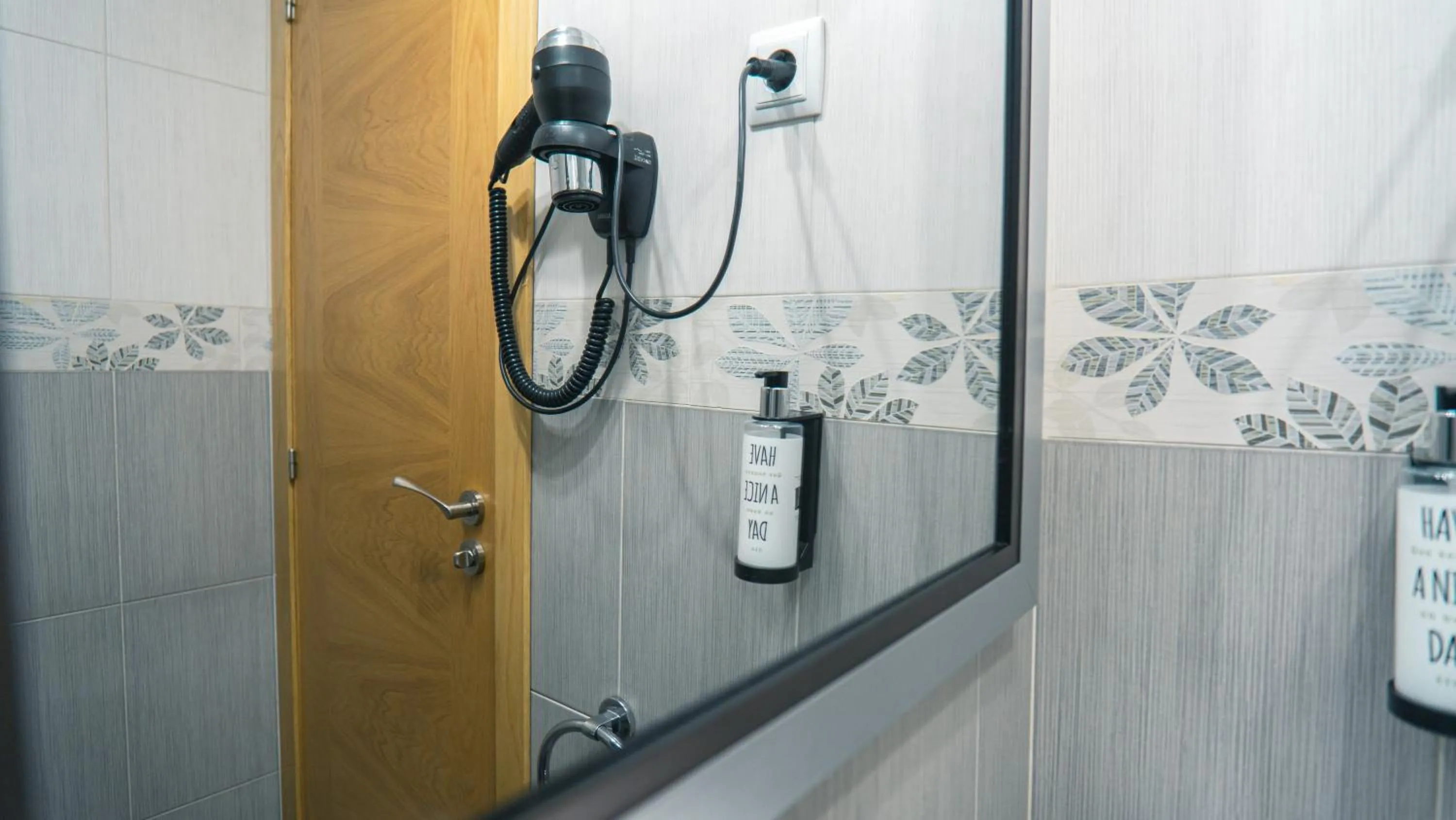 Shower in Smartr Madrid Chueca