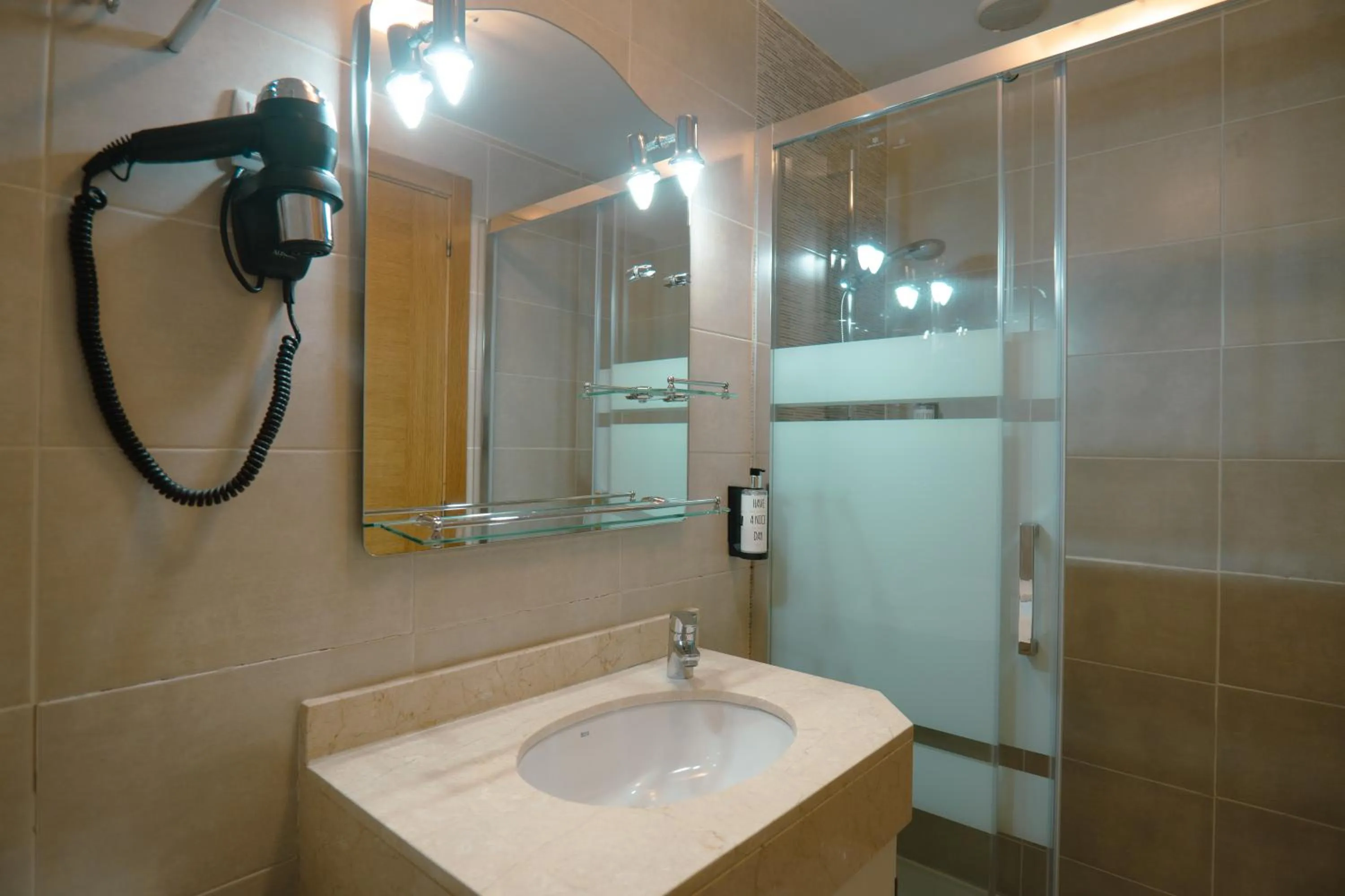 Shower in Smartr Madrid Chueca