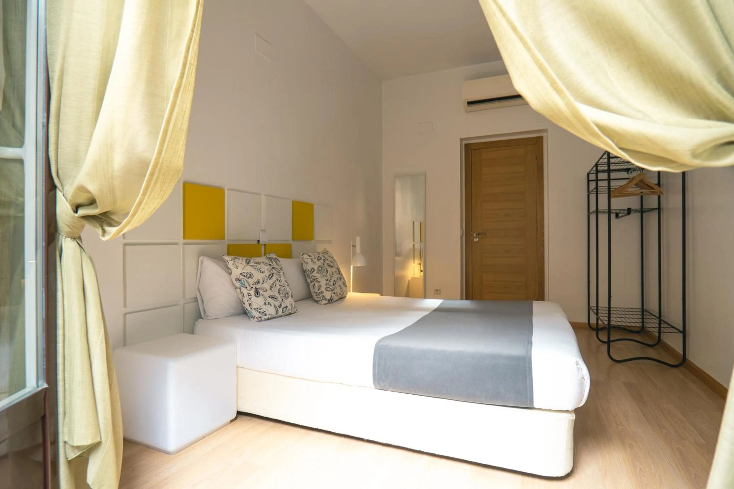 Photo of the whole room, Bed in Smartr Madrid Chueca