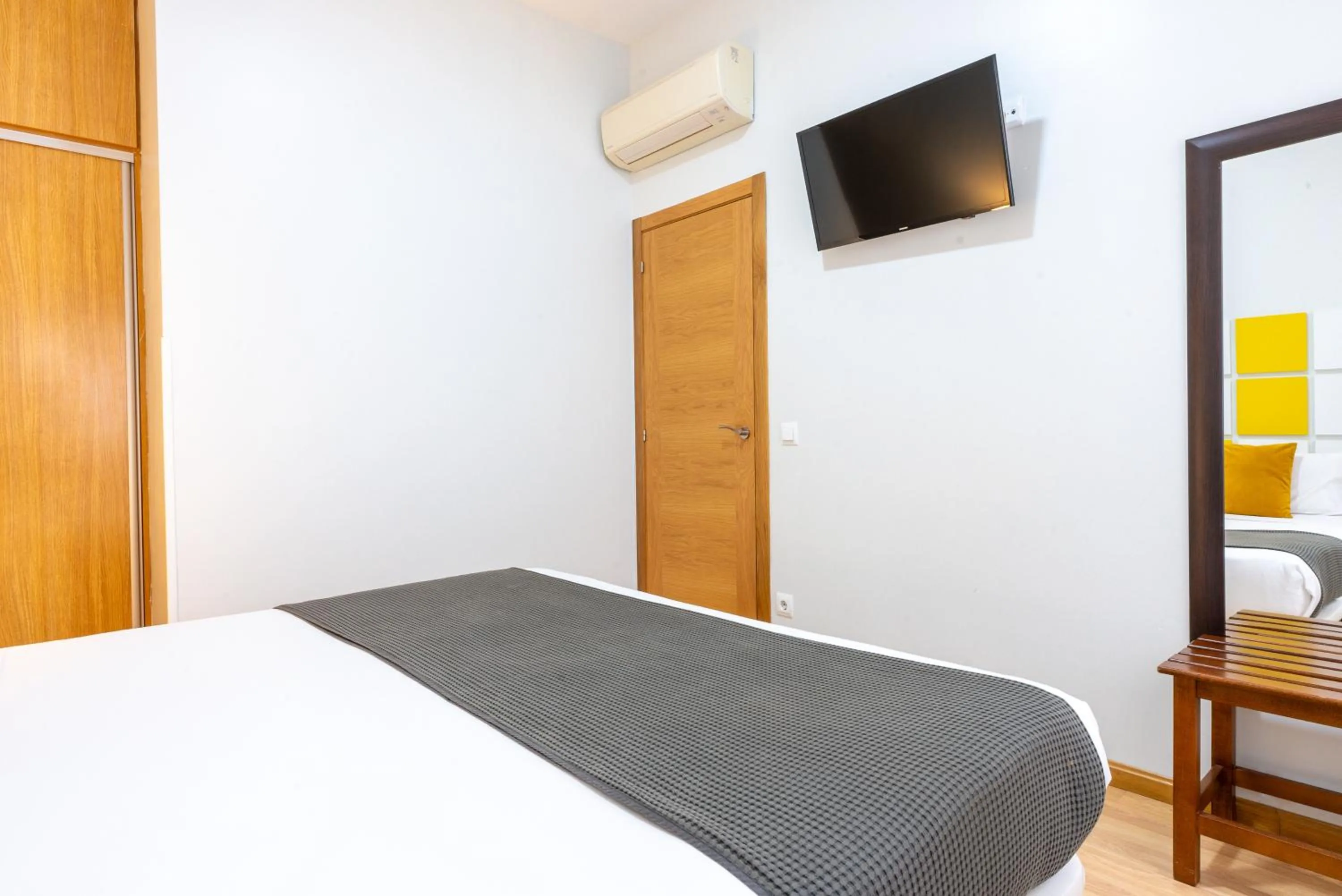 Communal lounge/ TV room, Bed in Smartr Madrid Chueca