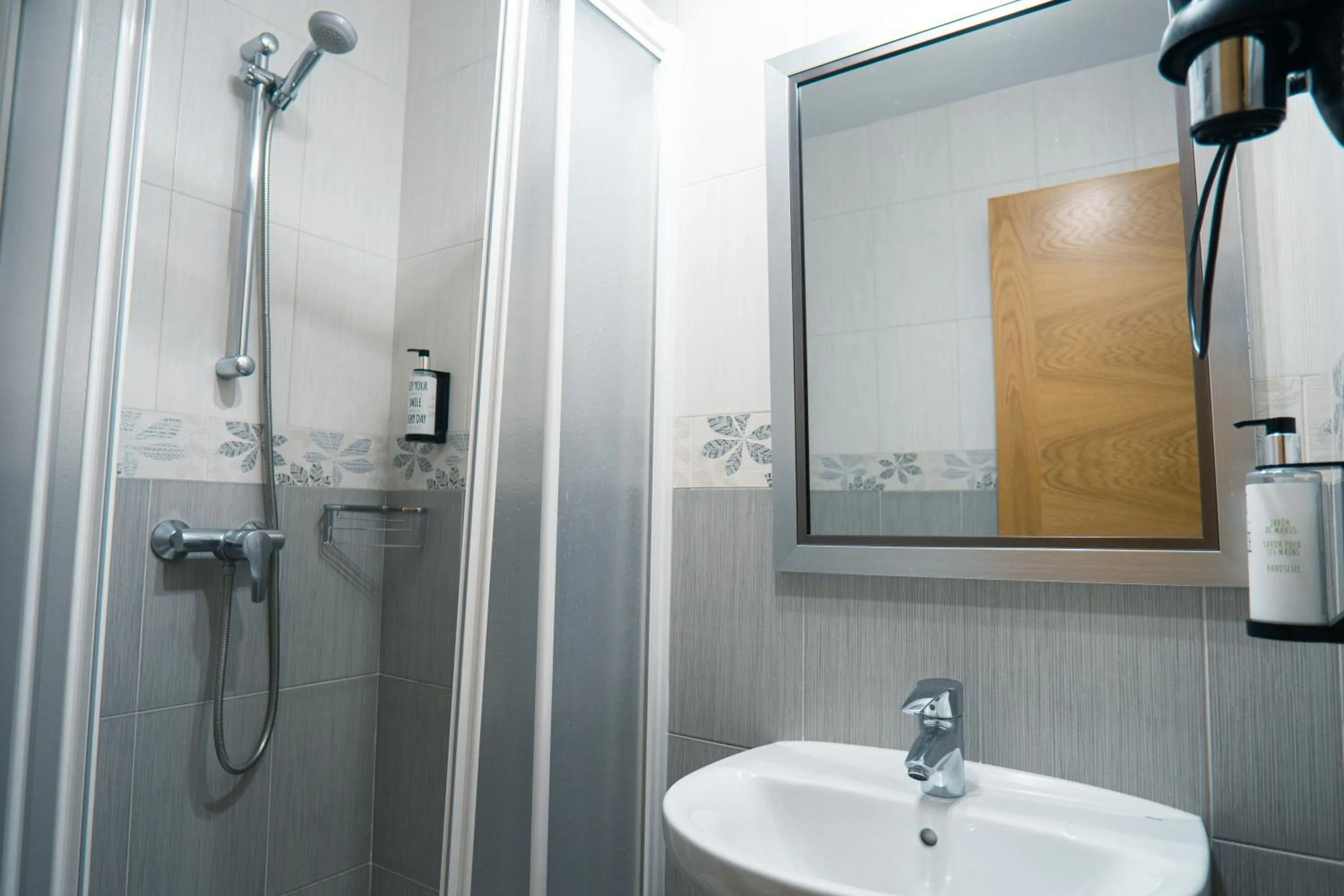 Shower in Smartr Madrid Chueca