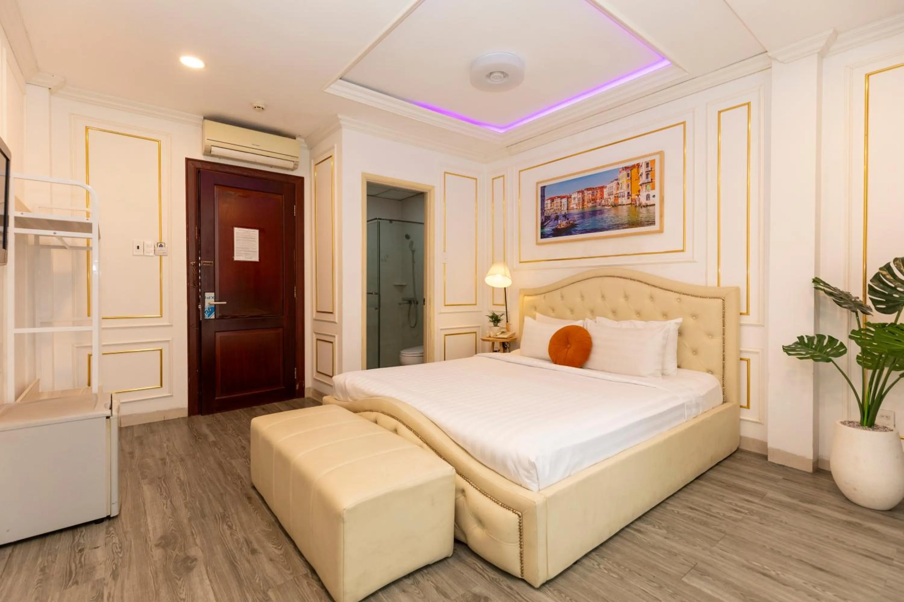 Bath, Bed in Quy Hung Hotel Central