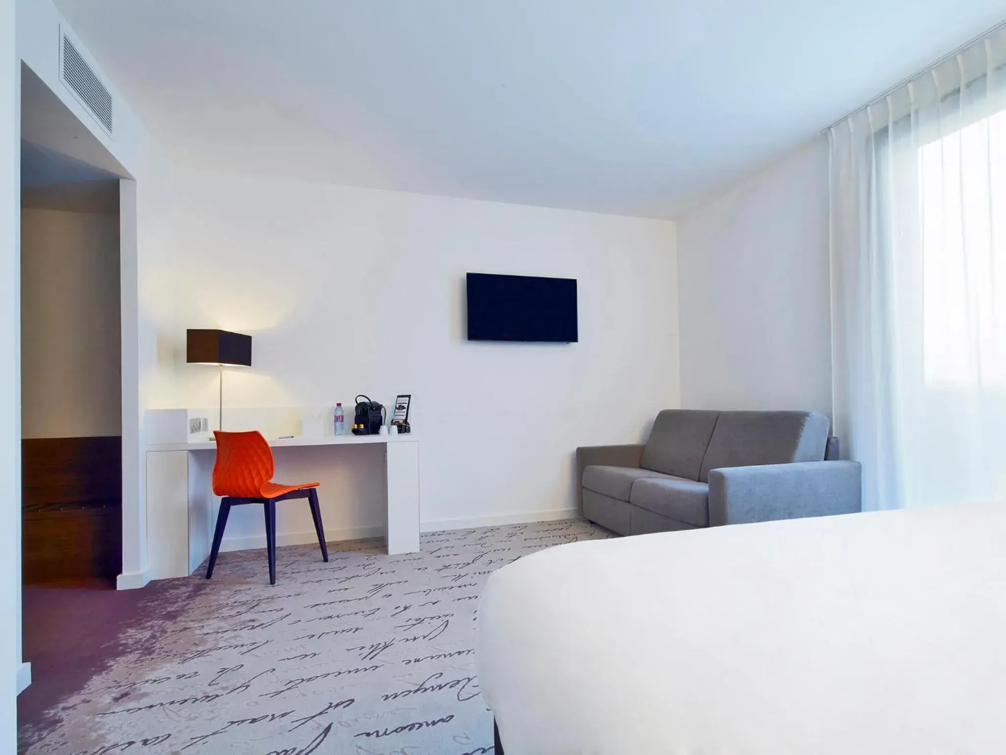 Seating area, Bed in Kyriad Troyes Centre Seating area, Bed in Kyriad Troyes Centre