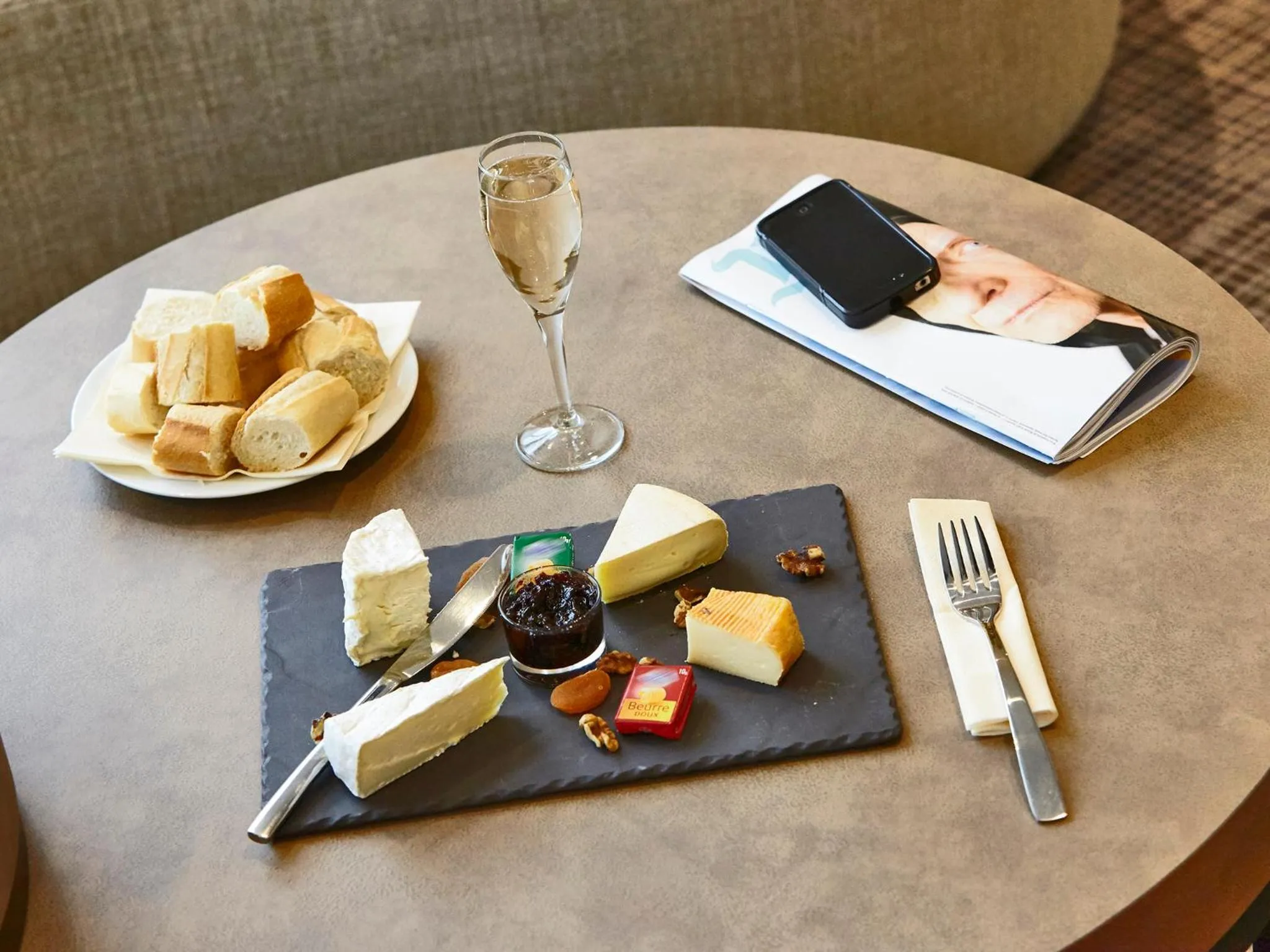 Lounge or bar in Kyriad Troyes Centre