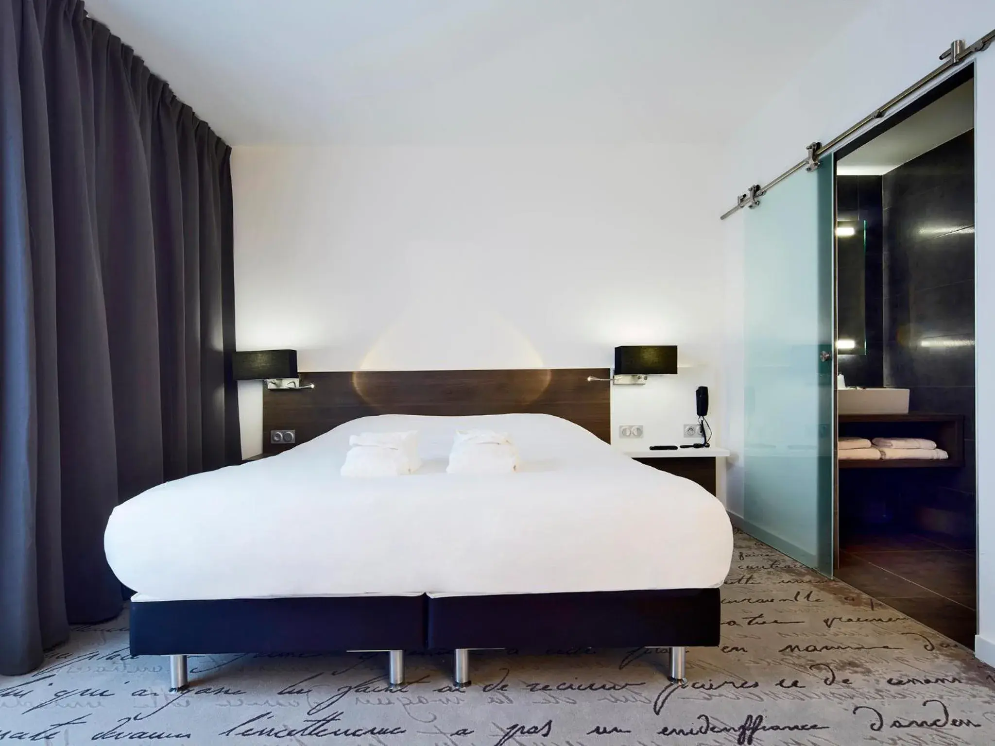 Bedroom, Bed in Kyriad Troyes Centre Bedroom, Bed in Kyriad Troyes Centre