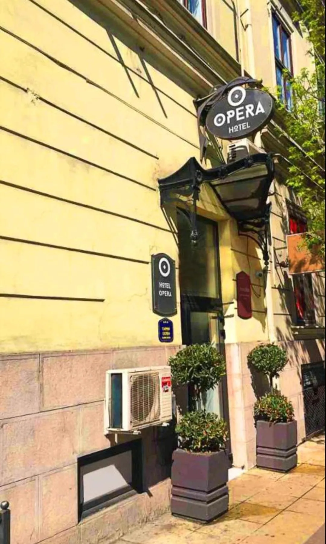 Property building in Hotel Opera Garni