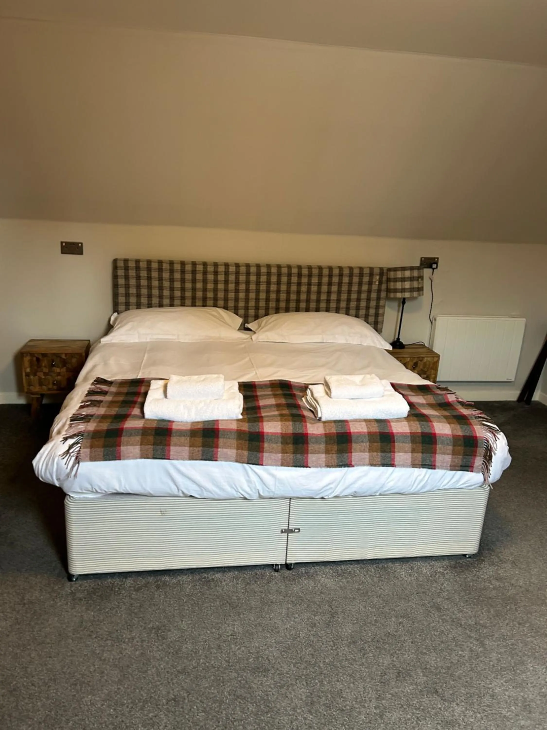 Bedroom, Bed in The Shore