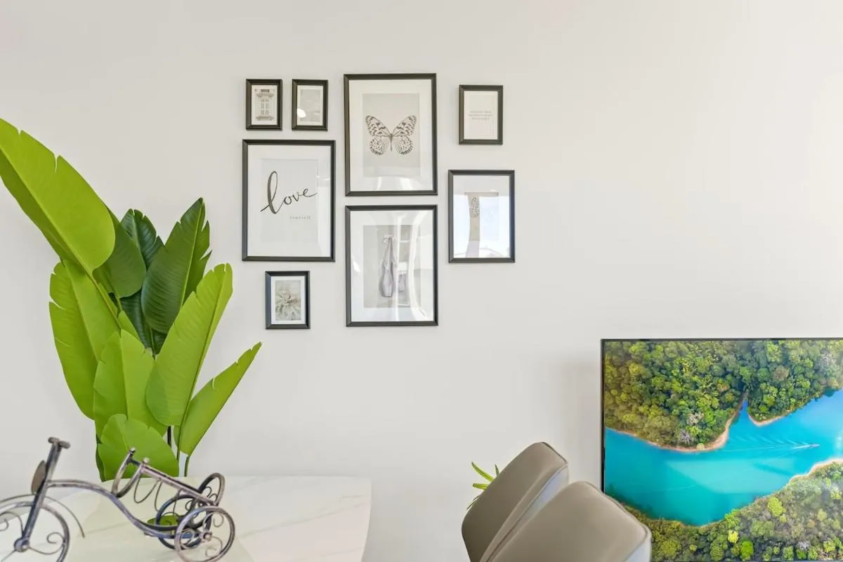 Cozy 2 Bedroom Apt at Waterloo