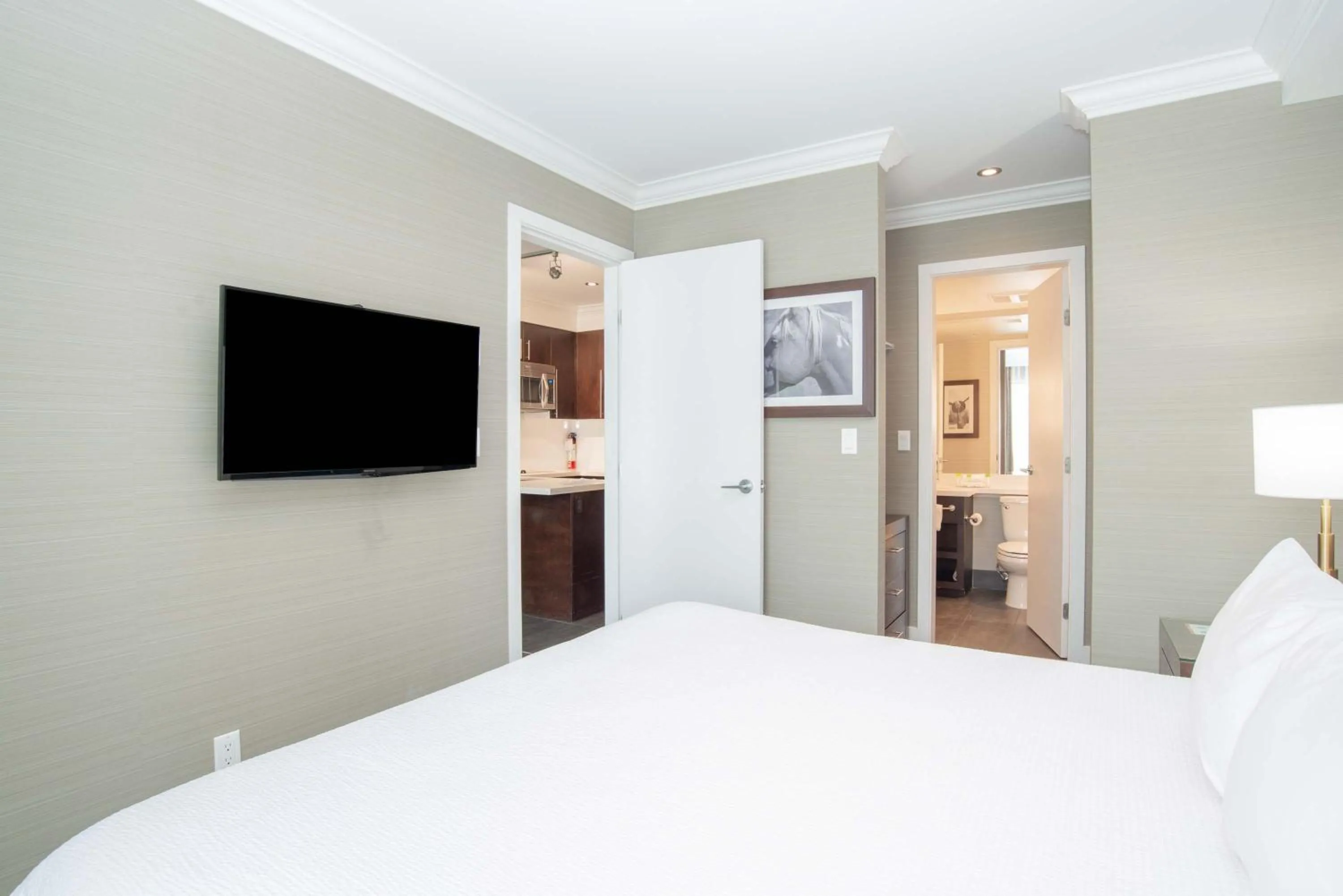Photo of the whole room, Bed in Sandman Hotel Abbotsford Airport
