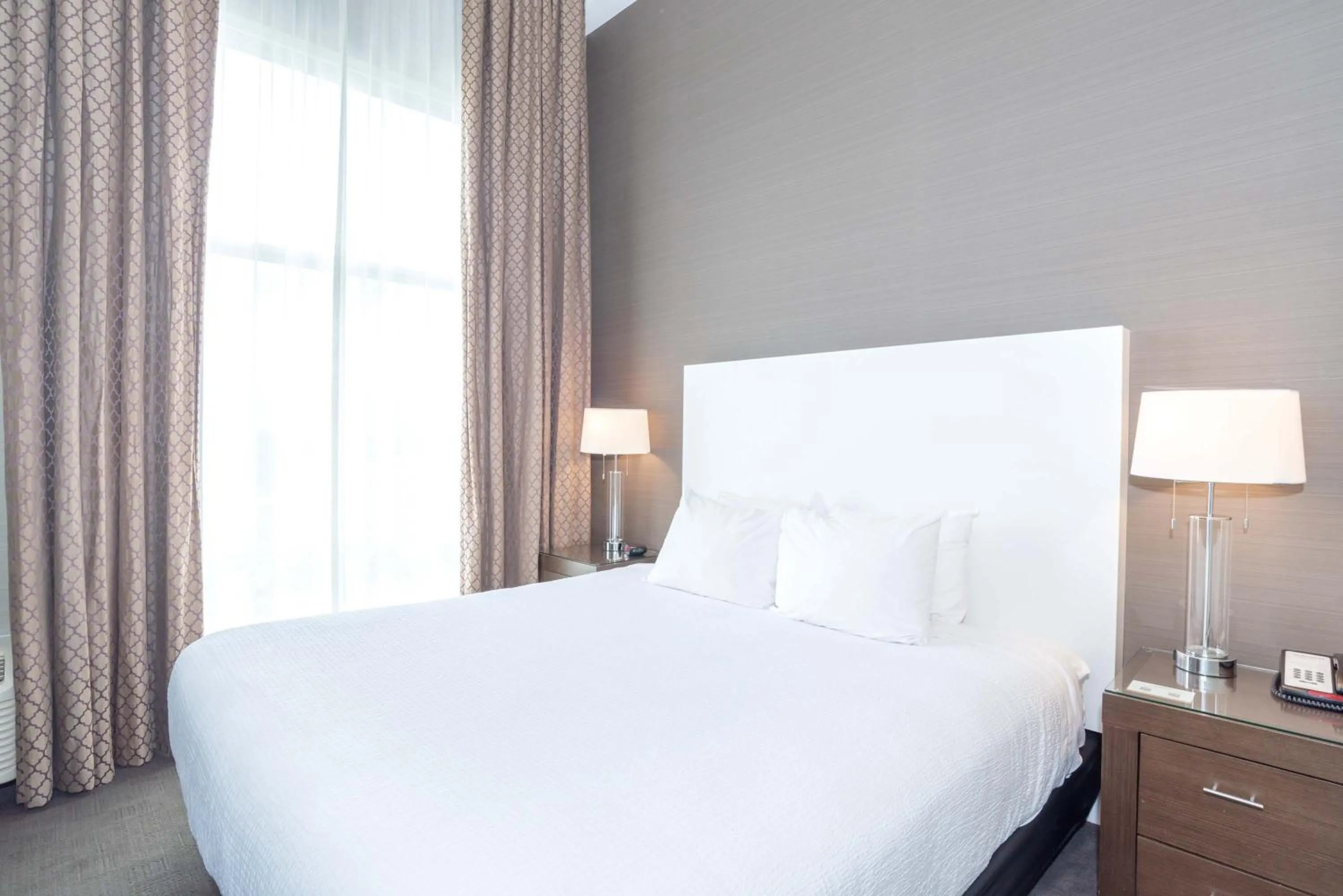 Photo of the whole room, Bed in Sandman Hotel Abbotsford Airport