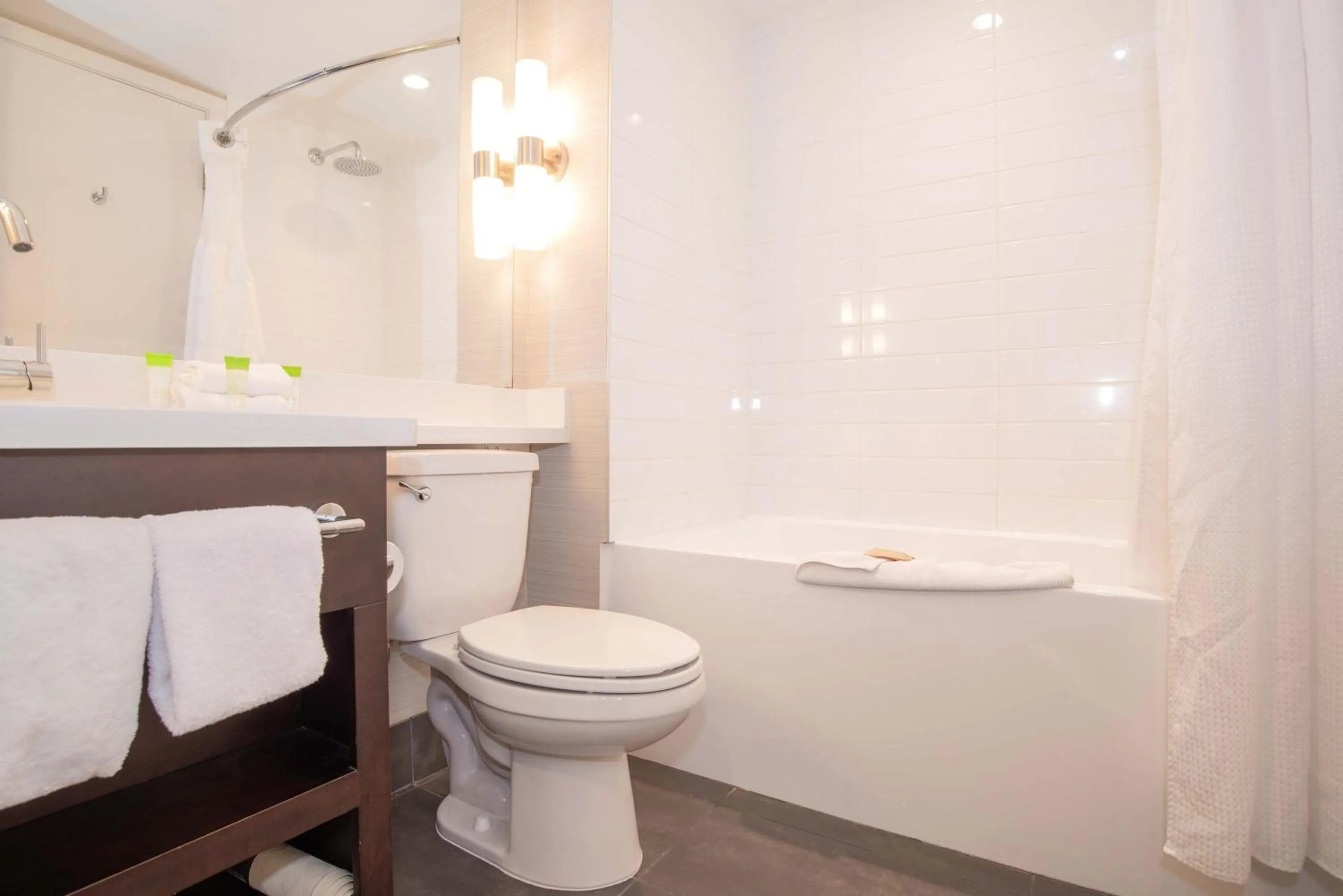 Bathroom in Sandman Hotel Abbotsford Airport