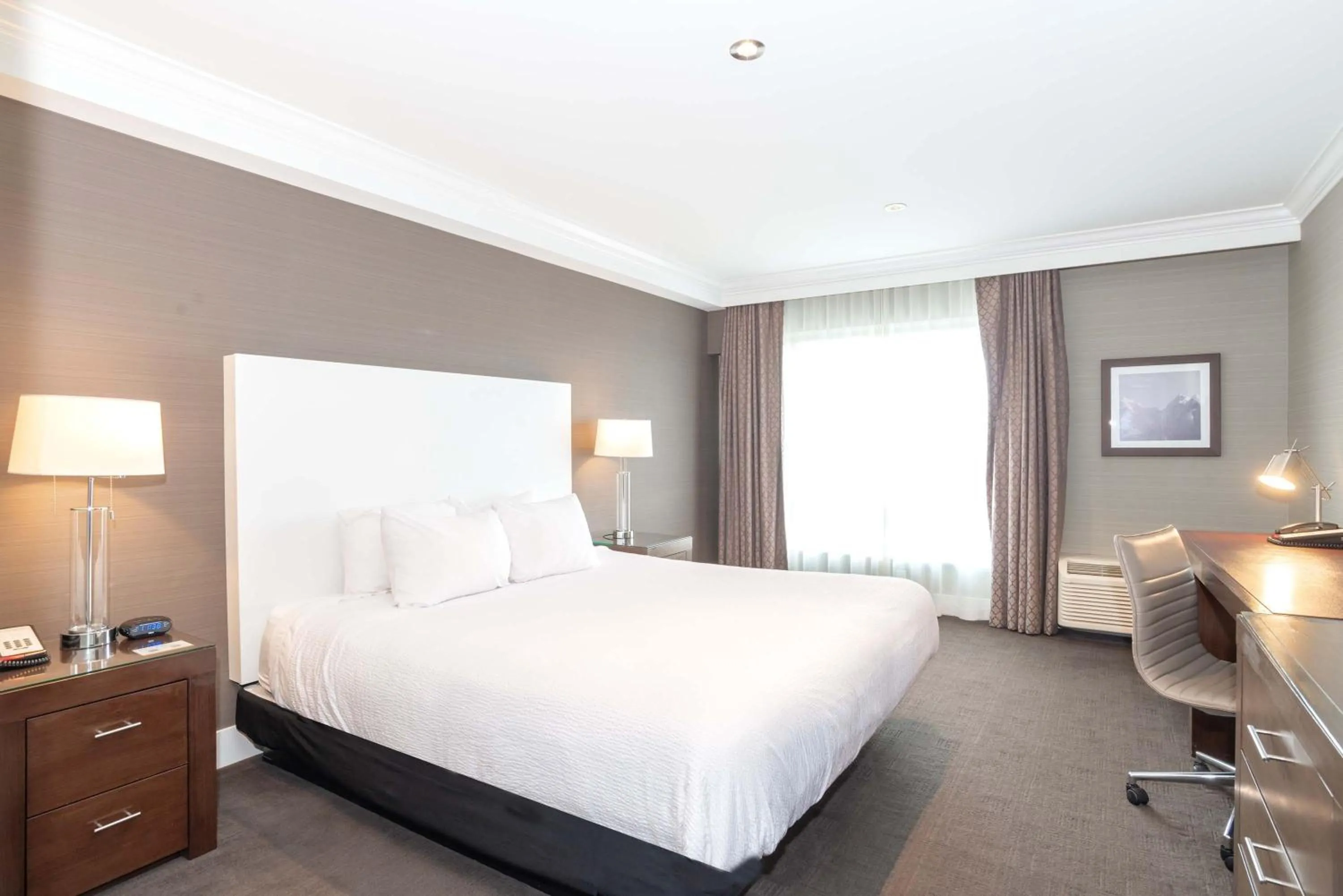 Photo of the whole room, Bed in Sandman Hotel Abbotsford Airport