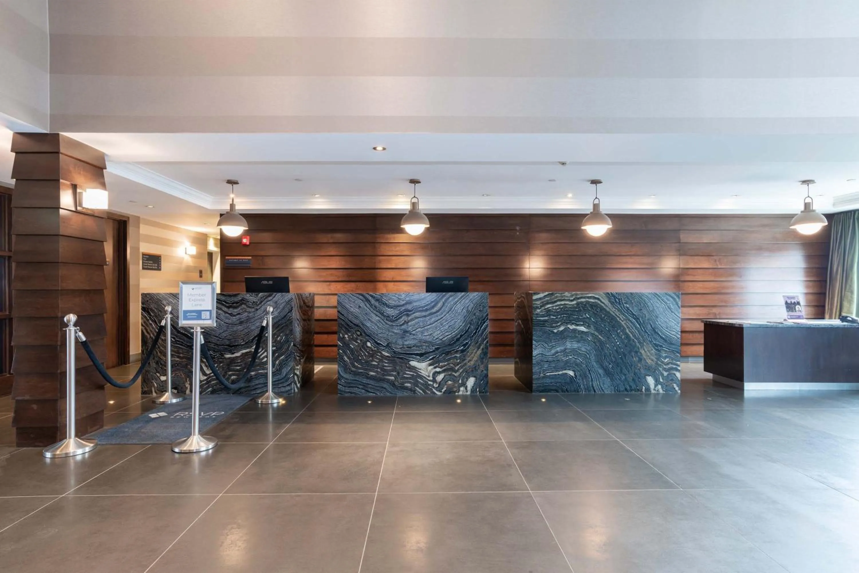 Facade/entrance in Sandman Hotel Abbotsford Airport