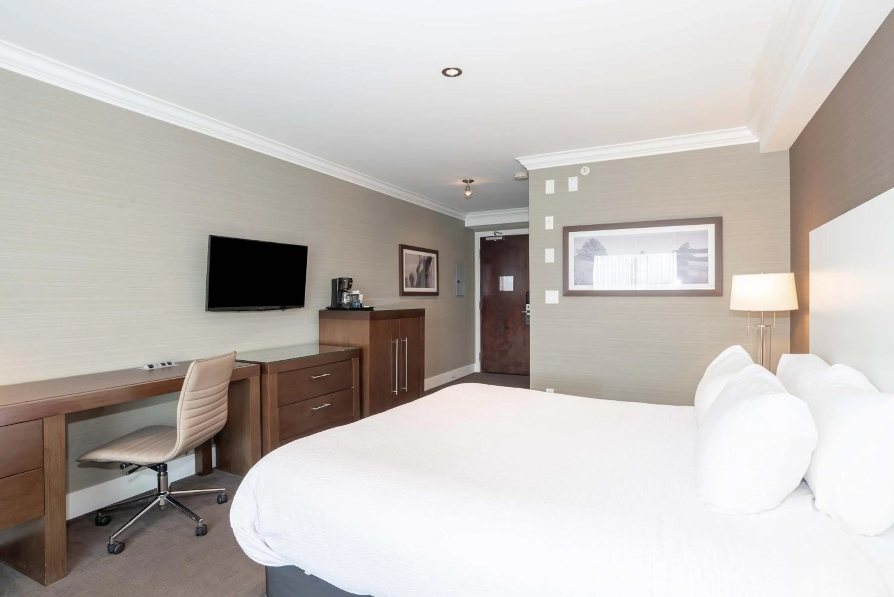 Photo of the whole room, Bed in Sandman Hotel Abbotsford Airport
