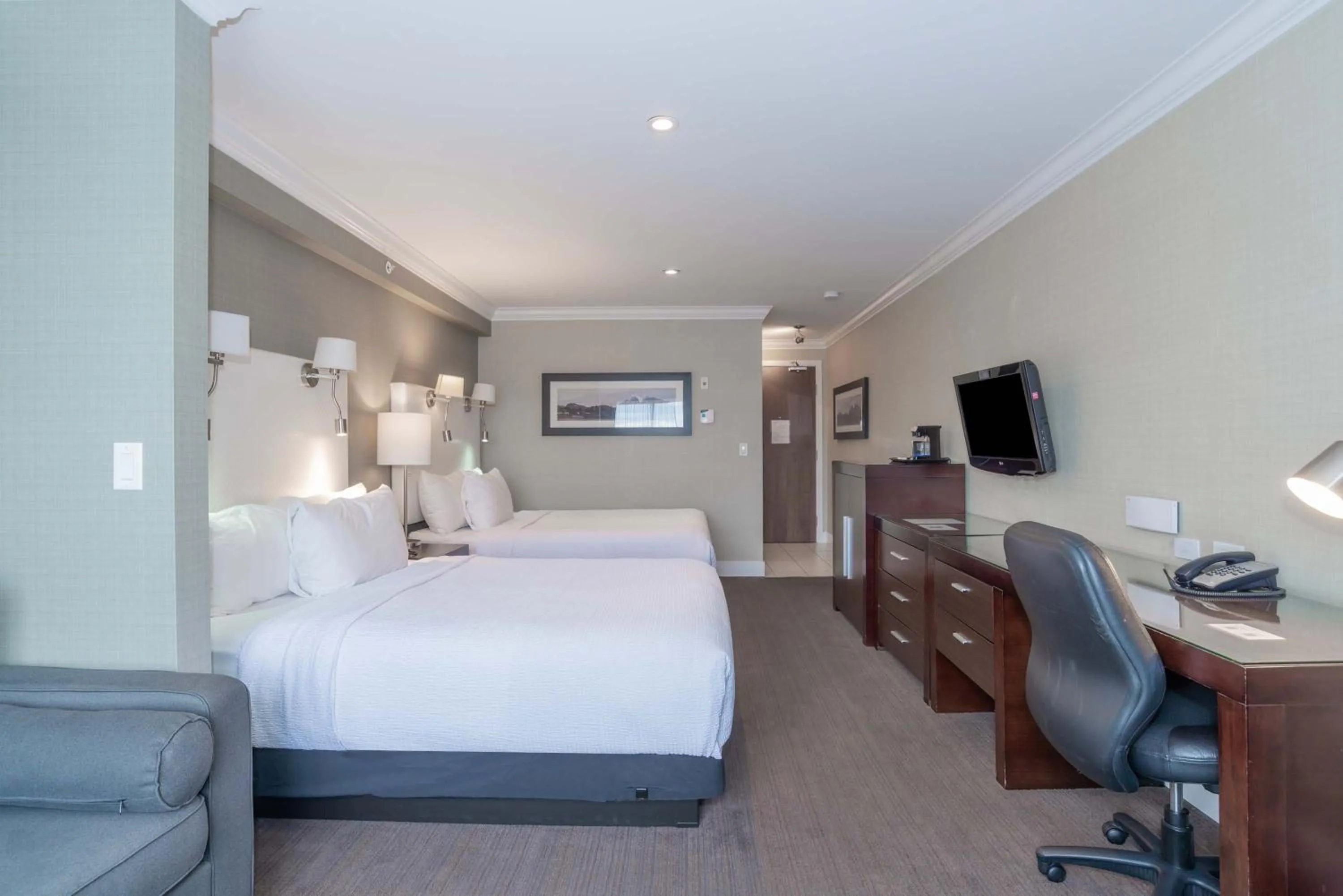 Photo of the whole room, Bed in Sandman Hotel Abbotsford Airport