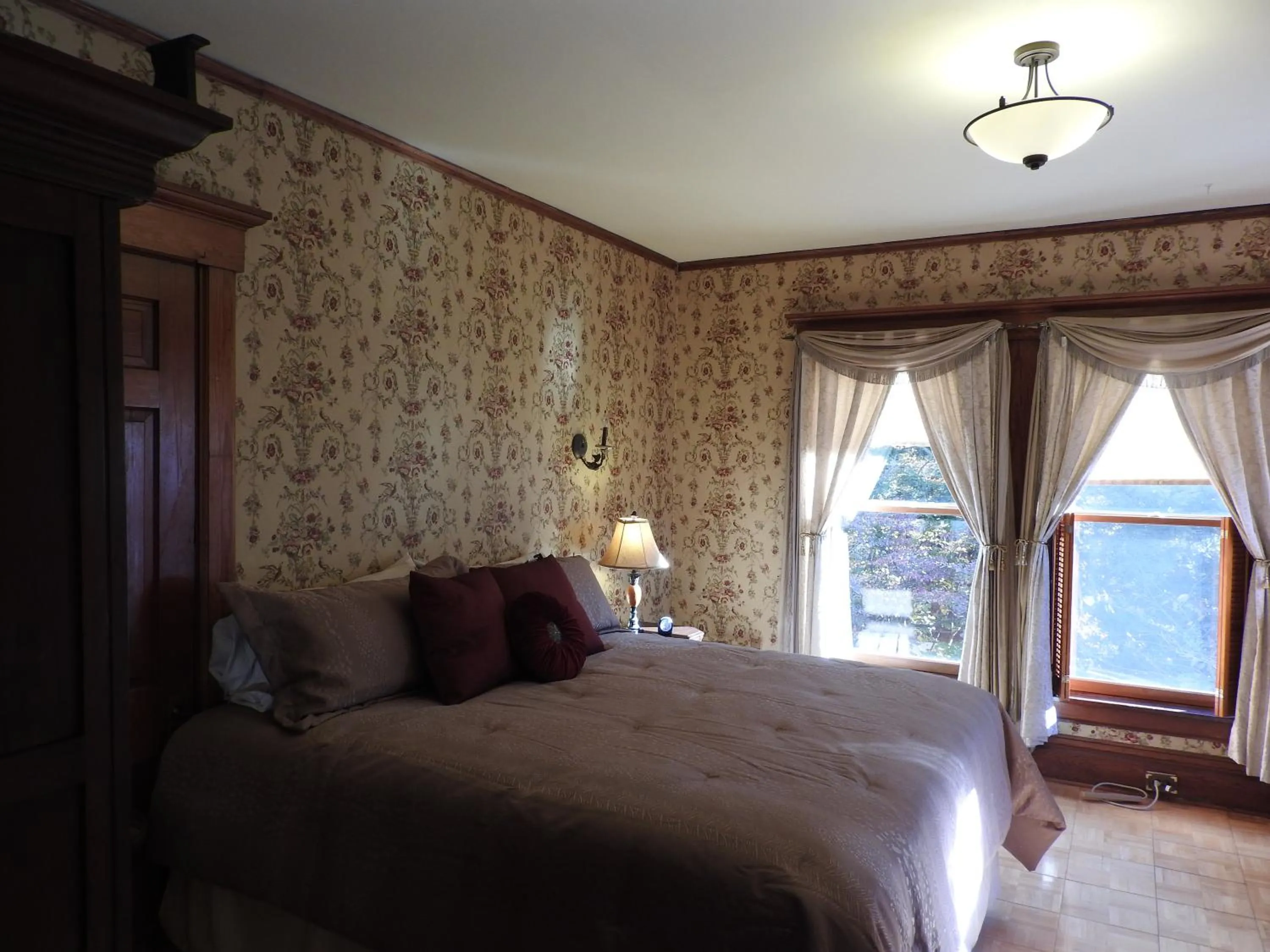 Photo of the whole room, Bed in Champaign Garden Inn