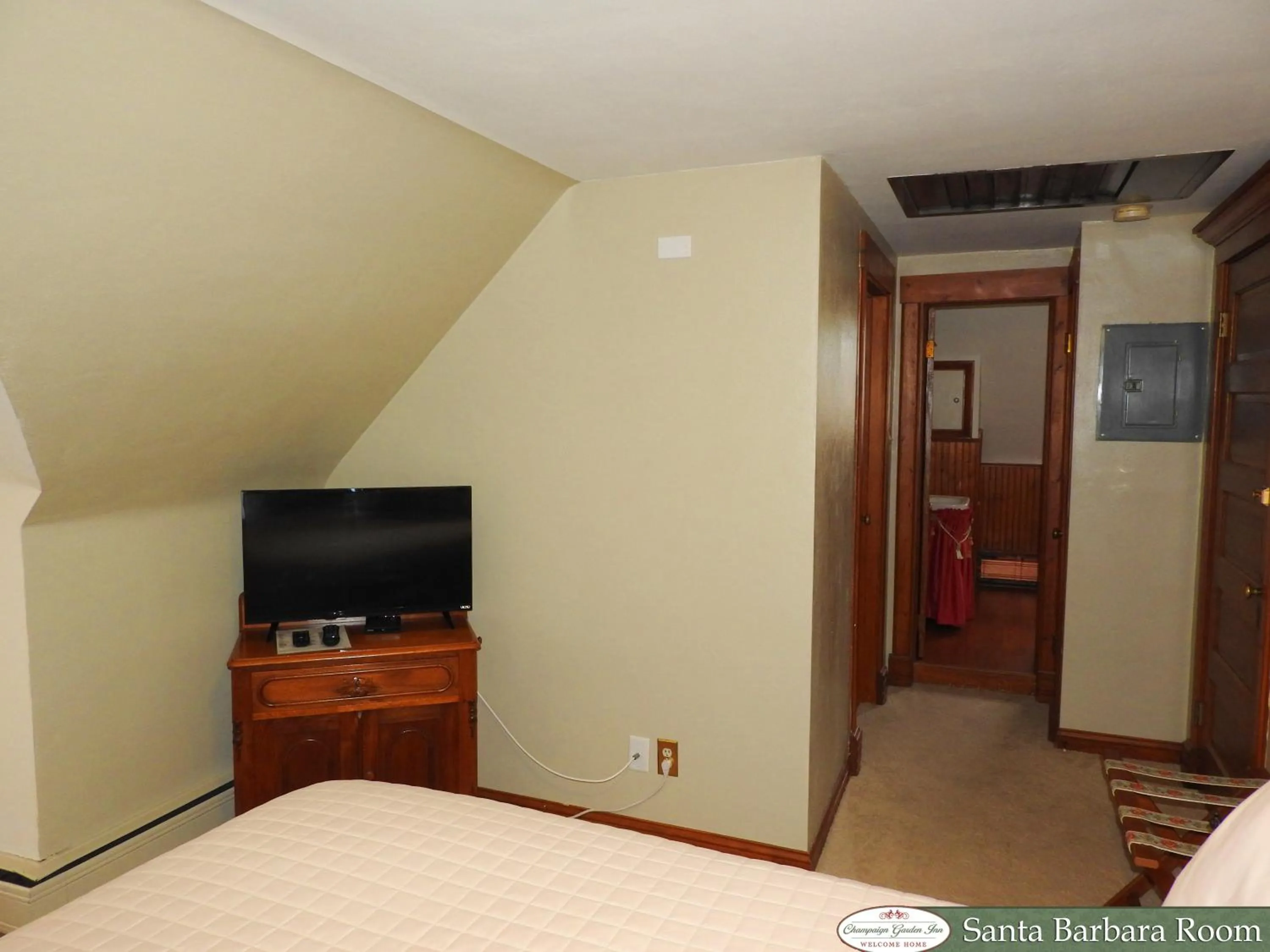 Decorative detail, Bed in Champaign Garden Inn