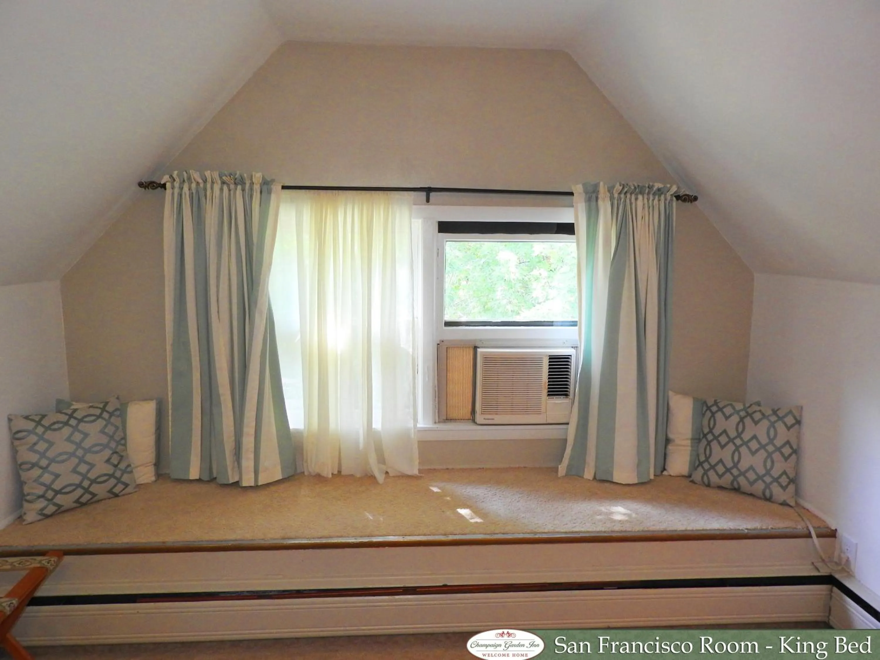 Decorative detail, Bed in Champaign Garden Inn
